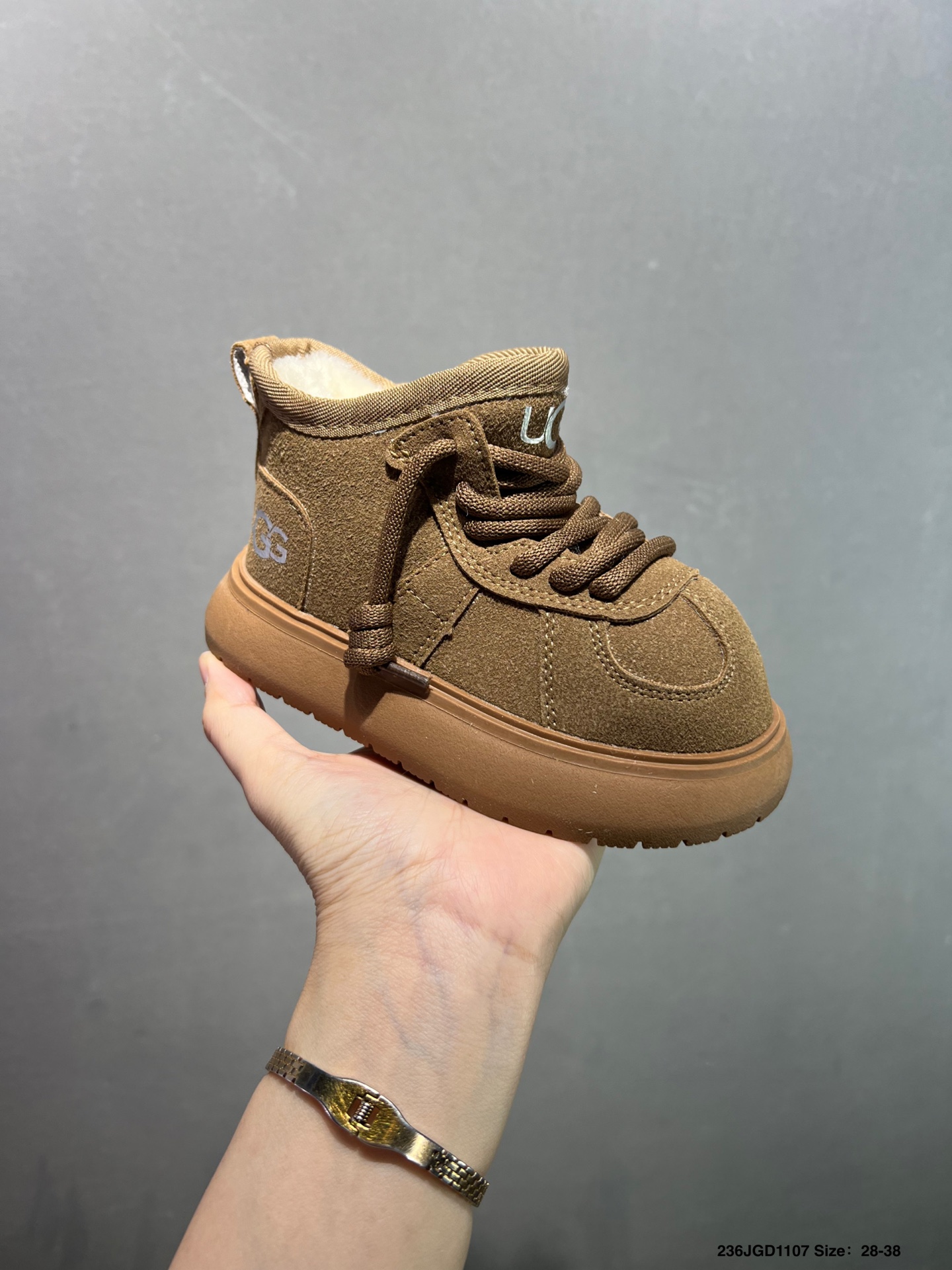 U家新款大标卡皮巴拉儿童雪地靴 尺码：26-38码 经典UGG系列🆕 优质皮料拼接，质感满满💯 内里加绒保暖又舒适❄️ 经典大标，时尚又百搭❤️-选品中心