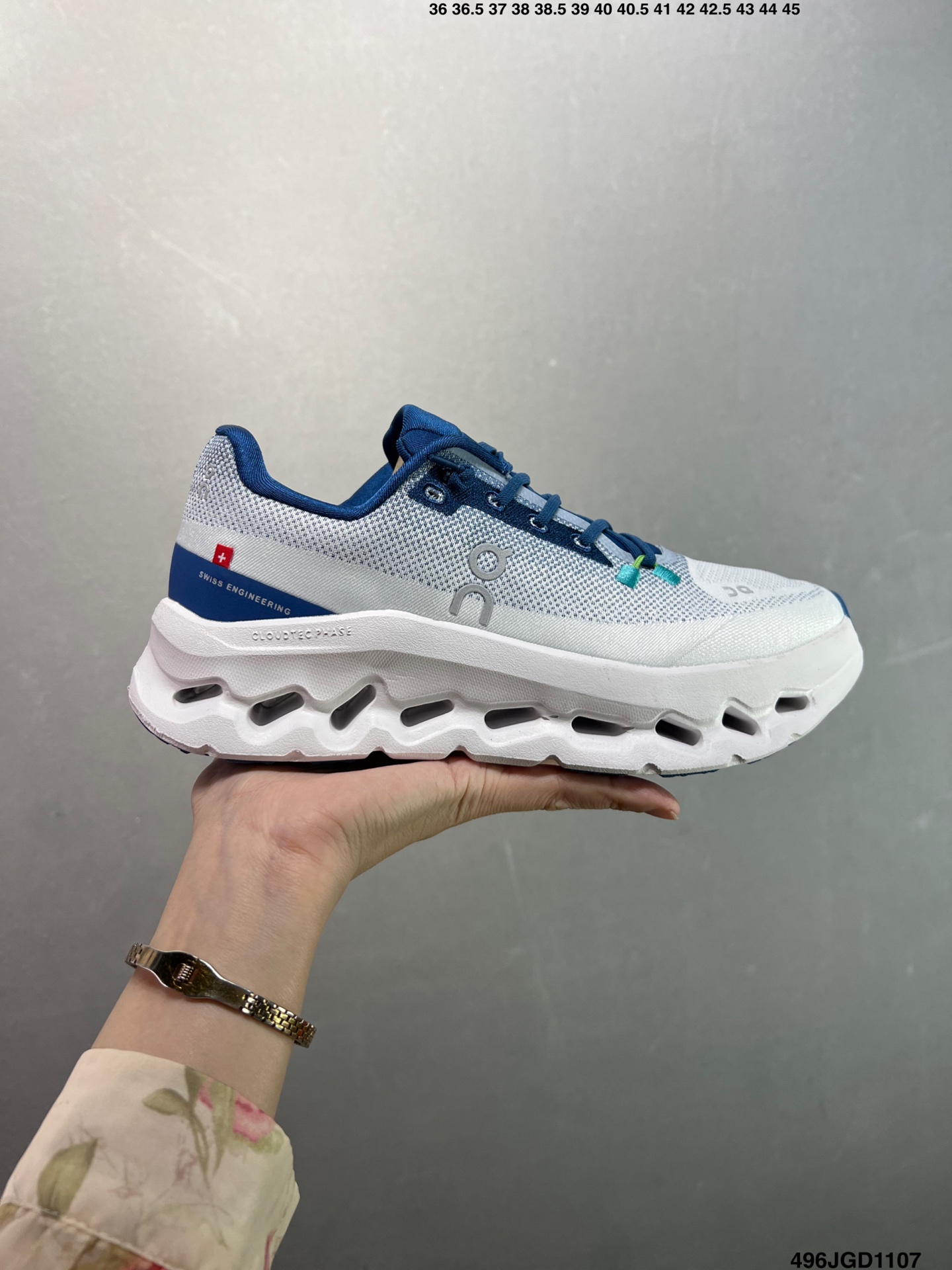 💰120
✅Cloudpulse 全新综合体能训练运动鞋Cloud X 舒适乐趣跑，缓震、轻量
On昂跑 Cloudsurfer上演中底“变形计” ，打破传统格局缔造柔软脚感。
On昂跑对于值友来说已经是个相对熟悉的品牌了，旗下的经典款Cloud X兼具稳健敏捷、功能多面，轻量脚感和灵活反馈等优点，是健身爱好者最喜欢的鞋履产品之一。2022年首发的超厚底怪兽跑鞋Cloudmonster，加载最大的Cloudtec模块，柔软的缓震和强力的回弹体验，也让他一战成名，进入大体重运动爱好者和与大众跑者的入门跑鞋心选名单。
货号：3MD30063007
尺码：36 37 38 39 40 41 42 43 44 45  ID：496JGD1107