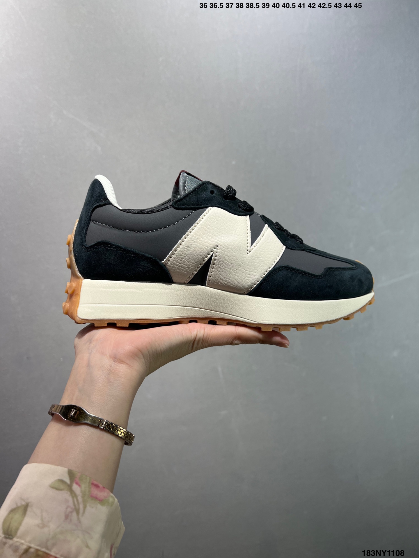 💰95 ✅New Balance MS327 复古休闲运动慢跑鞋 以更纯粹的复古风格设计打造的全新造型 侧身还以解构设计 将 N 字标志以做旧压花样式呈现 官方货号:WS327KB 尺码:36 37 37.5 38 38.5 39.5 40 40.5 41.5 42 42.5 43 44 45 ID:183NY1108