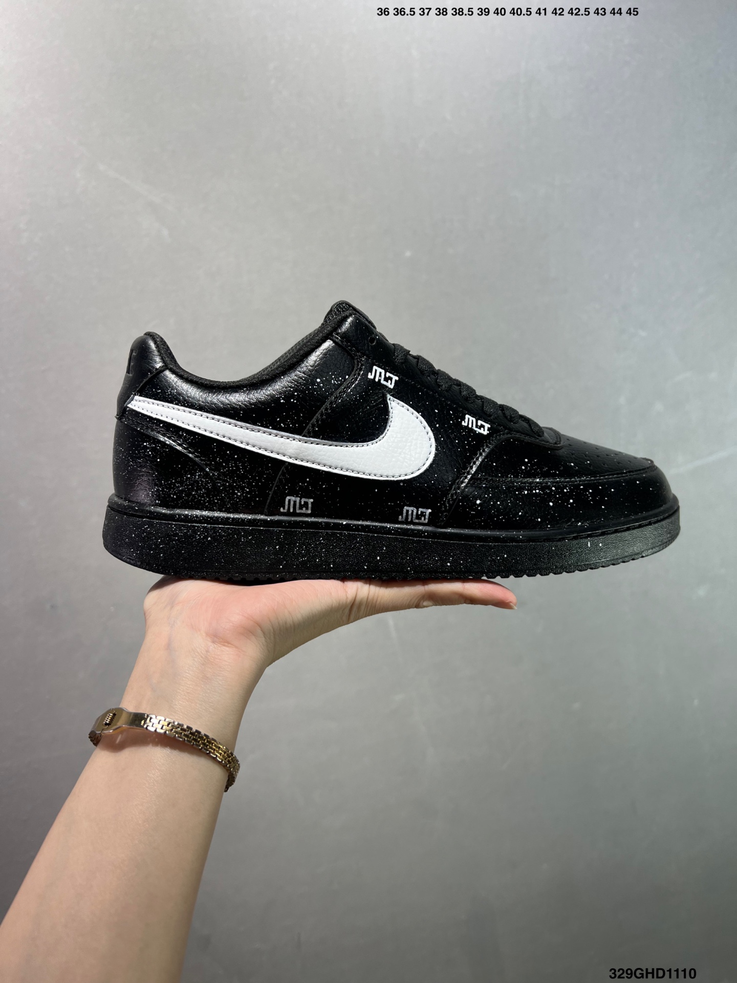公司级✅Nike Court Vision 1 Low“幻影十字架” 手绘涂鸦定制板鞋 幻影十字架常作为一种印花图案出现,具有独特的视觉效果.将幻影十字架与梵文、马蹄等元素结合,运用丝网印花等工艺,打造出极具潮流感的服装单品,深受追求个性与时尚的人群喜爱 货号:DH2987-099 ID:329GHD1110