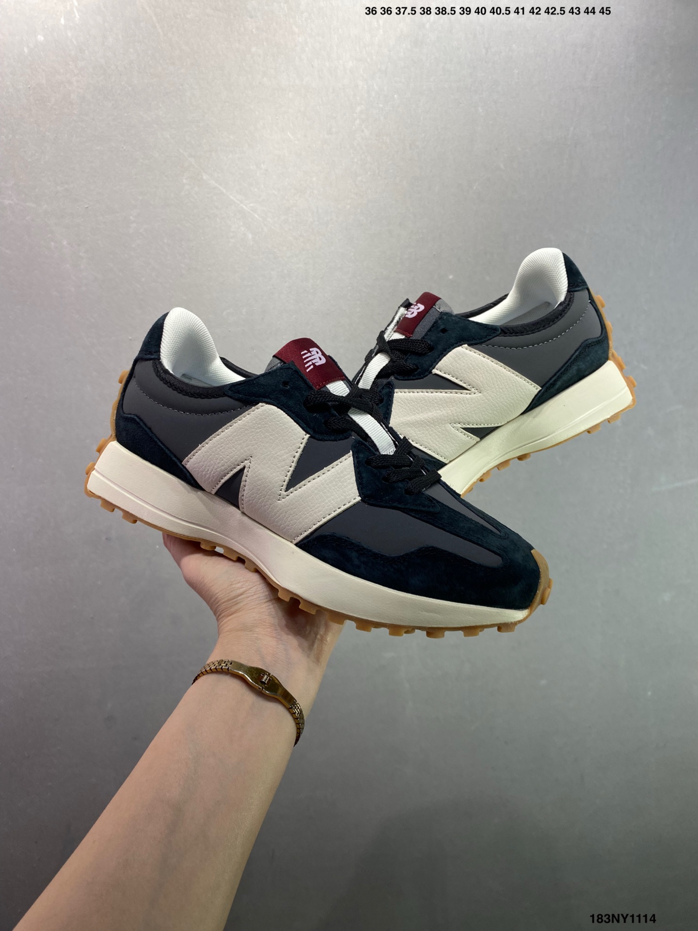 供货价:120💰高瑞莆田鞋👟星选安福优品,得物APP同步款,顺丰包邮得物1:1面单,下单赠送精美礼品🎁
✅New Balance MS327 复古休闲运动慢跑鞋 以更纯粹的复古风格设计打造的全新造型 侧身还以解构设计 将 N 字标志以做旧压花样式呈现
官方货号:WS327KB
尺码:36 37 37.5 38 38.5 39.5 40 40.5 41.5 42 42.5 43 44 45
ID:183NY1114