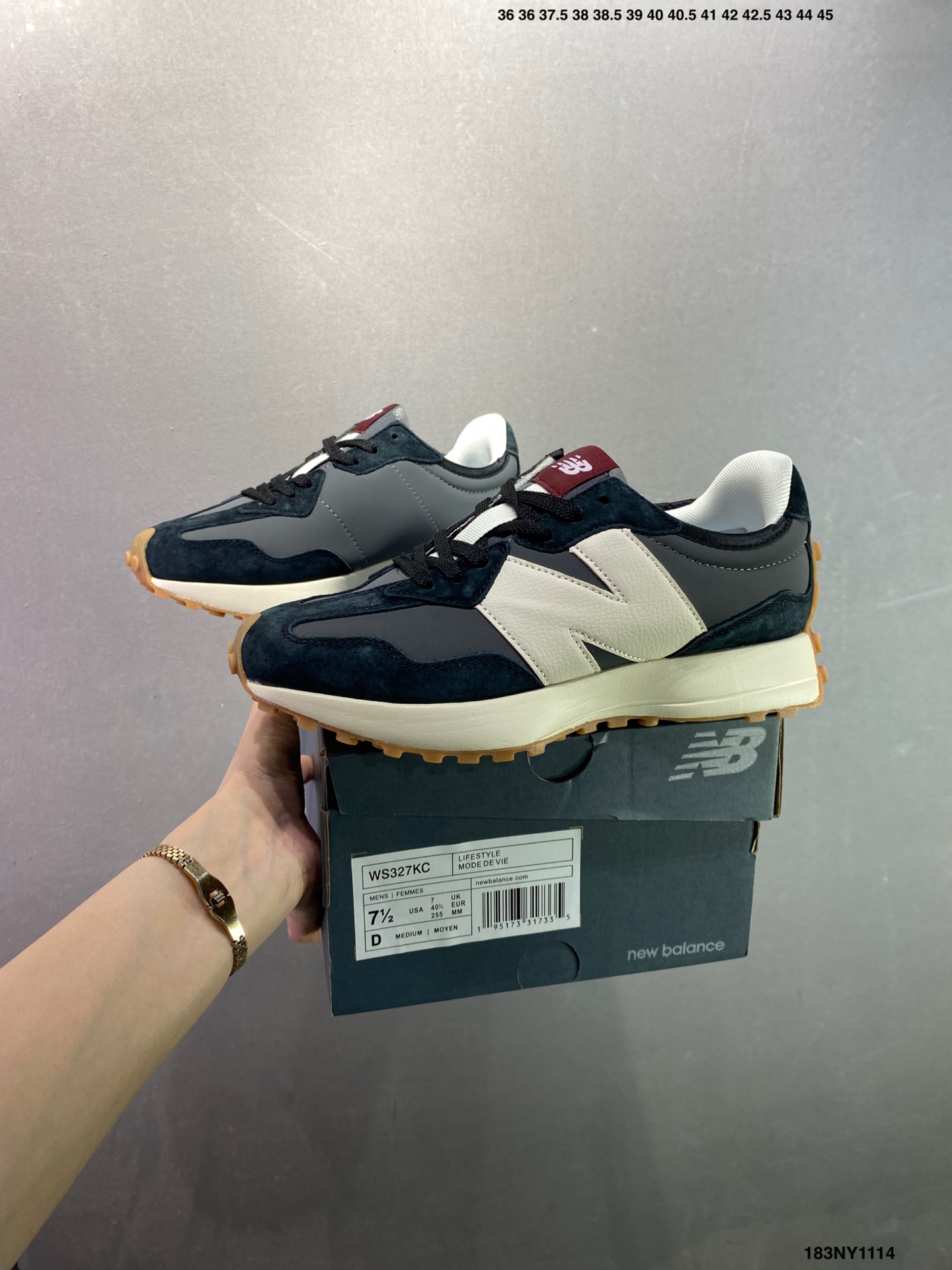 供货价:120💰高瑞莆田鞋👟星选安福优品,得物APP同步款,顺丰包邮得物1:1面单,下单赠送精美礼品🎁
✅New Balance MS327 复古休闲运动慢跑鞋 以更纯粹的复古风格设计打造的全新造型 侧身还以解构设计 将 N 字标志以做旧压花样式呈现
官方货号:WS327KB
尺码:36 37 37.5 38 38.5 39.5 40 40.5 41.5 42 42.5 43 44 45
ID:183NY1114