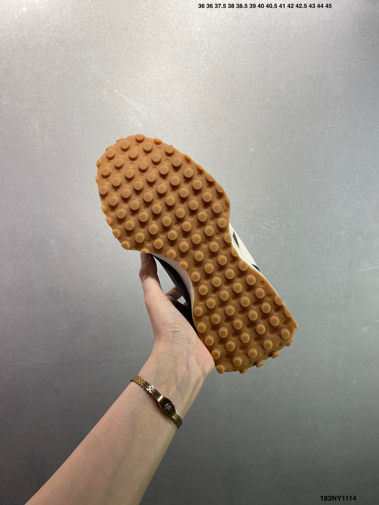 供货价:120💰高瑞莆田鞋👟星选安福优品,得物APP同步款,顺丰包邮得物1:1面单,下单赠送精美礼品🎁
✅New Balance MS327 复古休闲运动慢跑鞋 以更纯粹的复古风格设计打造的全新造型 侧身还以解构设计 将 N 字标志以做旧压花样式呈现
官方货号:WS327KB
尺码:36 37 37.5 38 38.5 39.5 40 40.5 41.5 42 42.5 43 44 45
ID:183NY1114