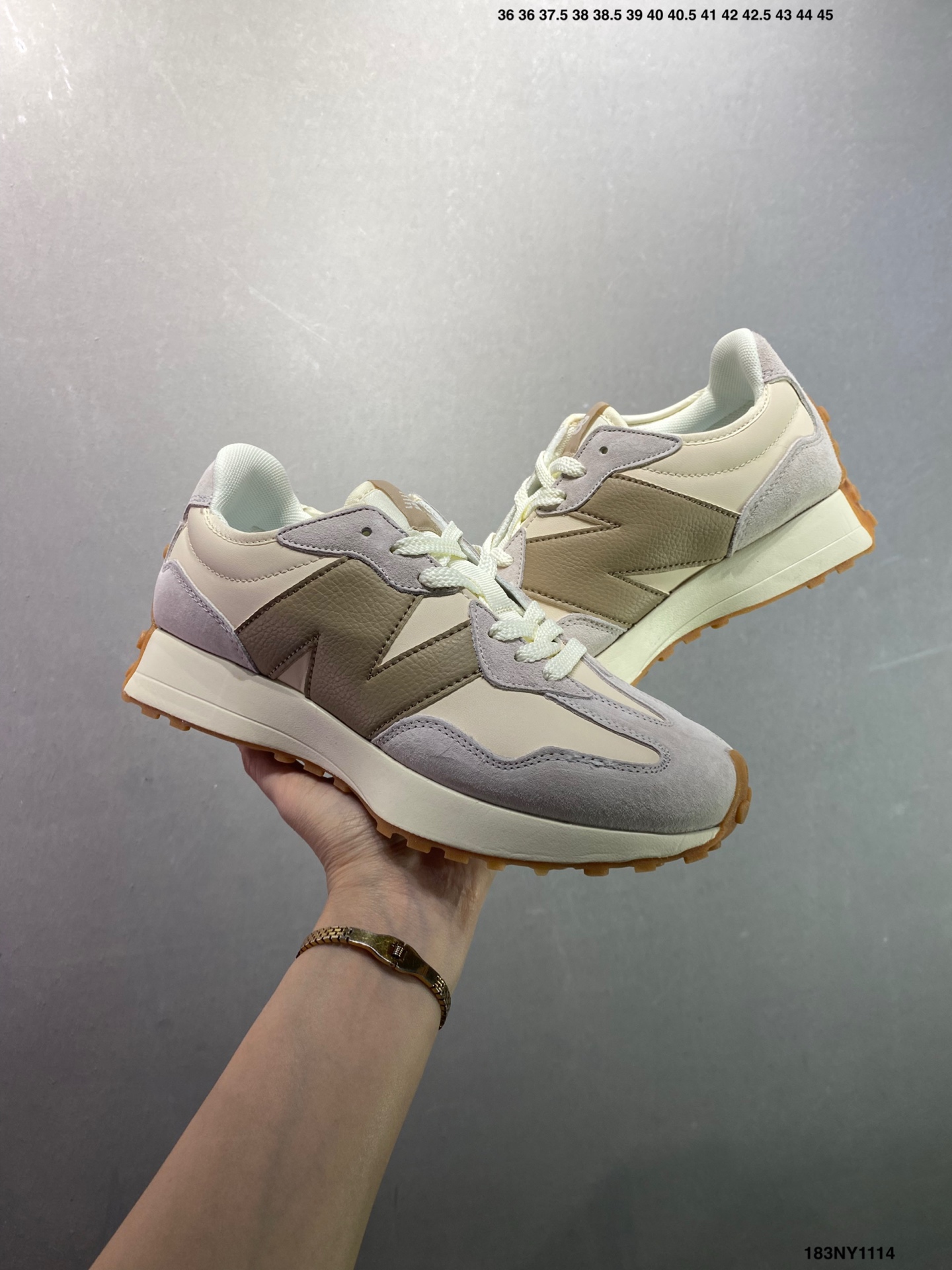 供货价:120💰高瑞莆田鞋👟星选安福优品,得物APP同步款,顺丰包邮得物1:1面单,下单赠送精美礼品🎁
✅New Balance MS327 复古休闲运动慢跑鞋 以更纯粹的复古风格设计打造的全新造型 侧身还以解构设计 将 N 字标志以做旧压花样式呈现
官方货号:WS327KB
尺码:36 37 37.5 38 38.5 39.5 40 40.5 41.5 42 42.5 43 44 45
ID:183NY1114