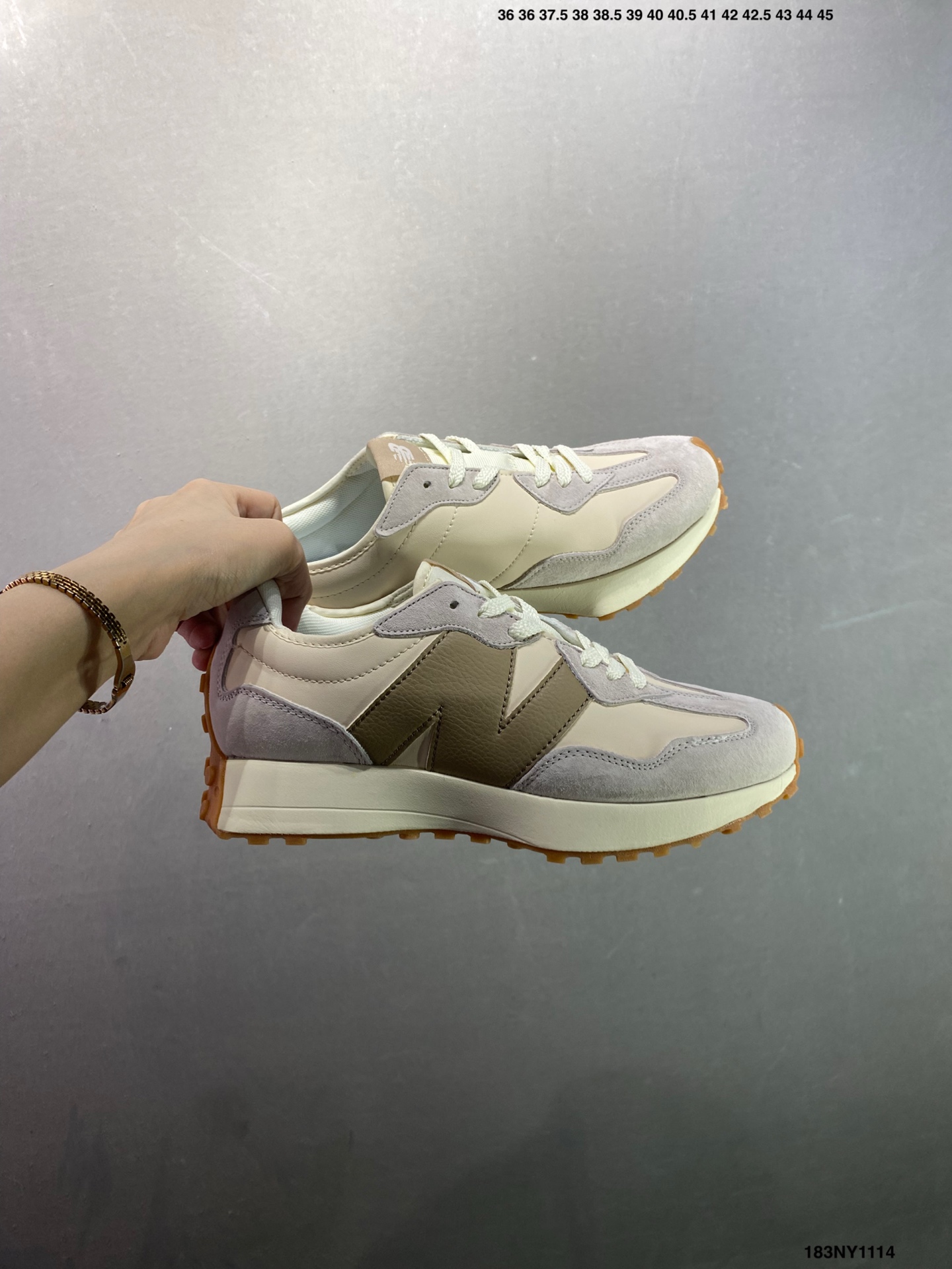 供货价:120💰高瑞莆田鞋👟星选安福优品,得物APP同步款,顺丰包邮得物1:1面单,下单赠送精美礼品🎁
✅New Balance MS327 复古休闲运动慢跑鞋 以更纯粹的复古风格设计打造的全新造型 侧身还以解构设计 将 N 字标志以做旧压花样式呈现
官方货号:WS327KB
尺码:36 37 37.5 38 38.5 39.5 40 40.5 41.5 42 42.5 43 44 45
ID:183NY1114