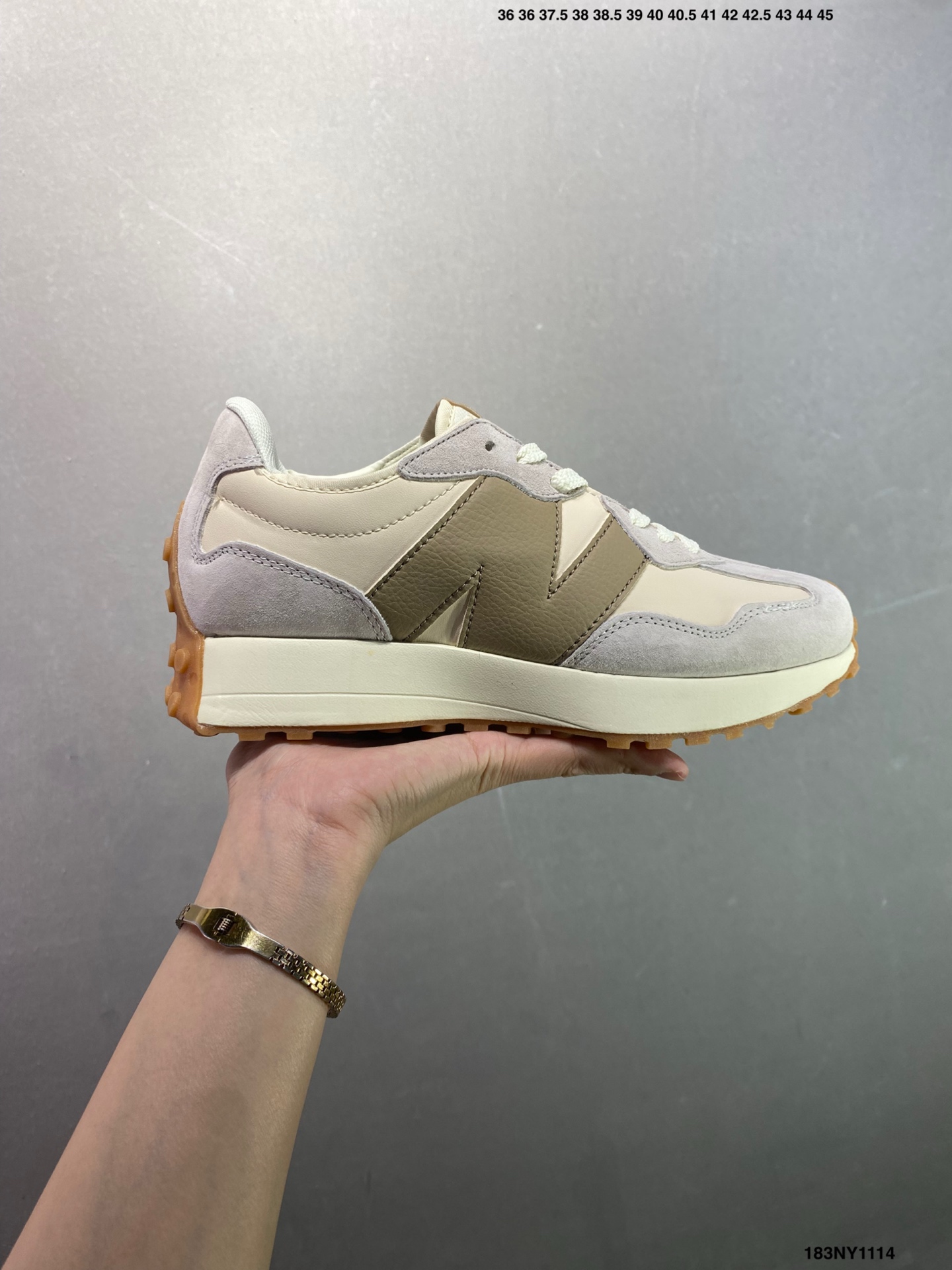 💰100
✅New Balance MS327 复古休闲运动慢跑鞋 以更纯粹的复古风格设计打造的全新造型 侧身还以解构设计 将 N 字标志以做旧压花样式呈现
官方货号:WS327KB
尺码:36 37 37.5 38 38.5 39.5 40 40.5 41.5 42 42.5 43 44 45
ID:183NY1114