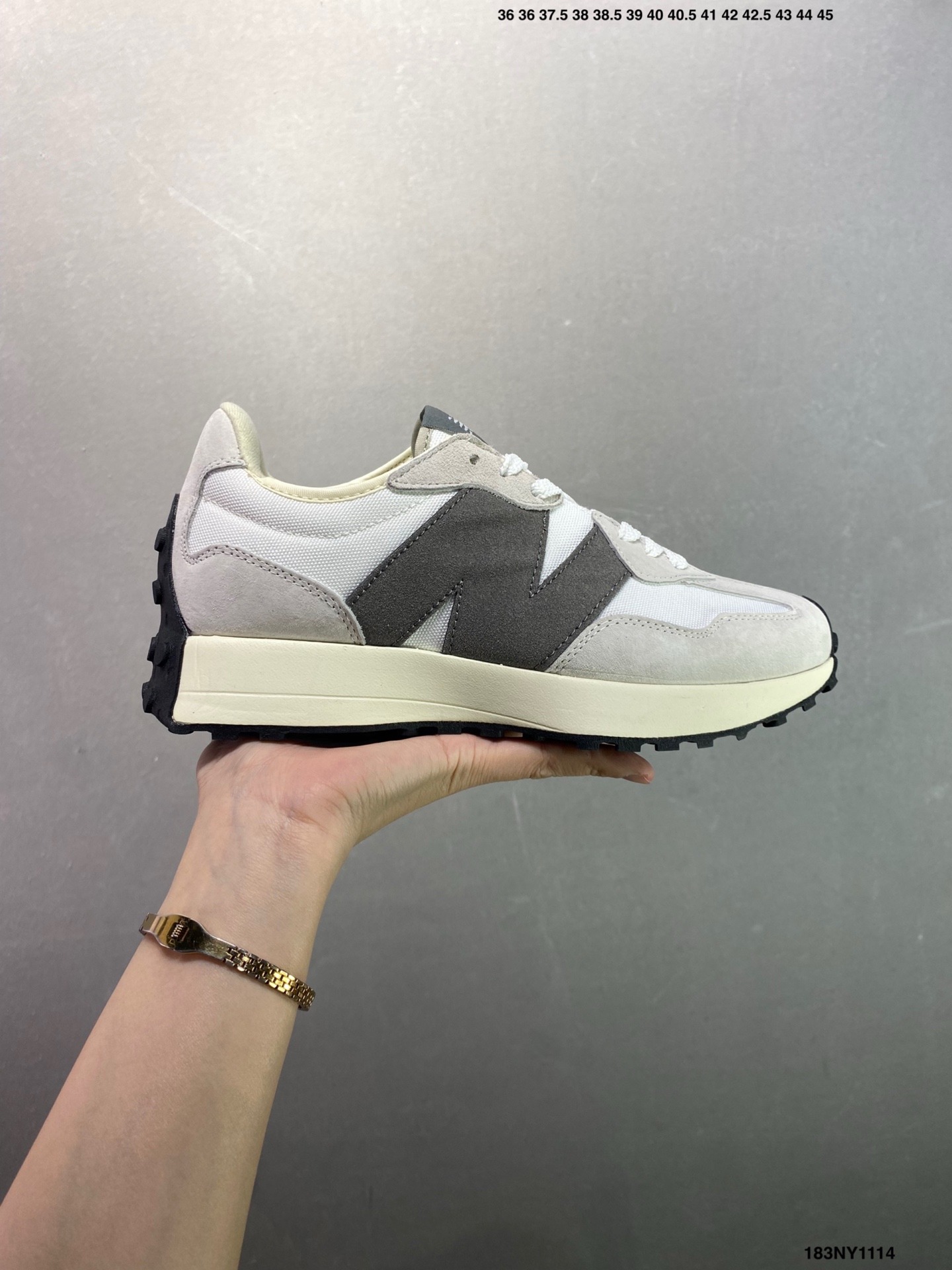 💰100
✅New Balance MS327 复古休闲运动慢跑鞋 以更纯粹的复古风格设计打造的全新造型 侧身还以解构设计 将 N 字标志以做旧压花样式呈现
官方货号:WS327KB
尺码:36 37 37.5 38 38.5 39.5 40 40.5 41.5 42 42.5 43 44 45
ID:183NY1114