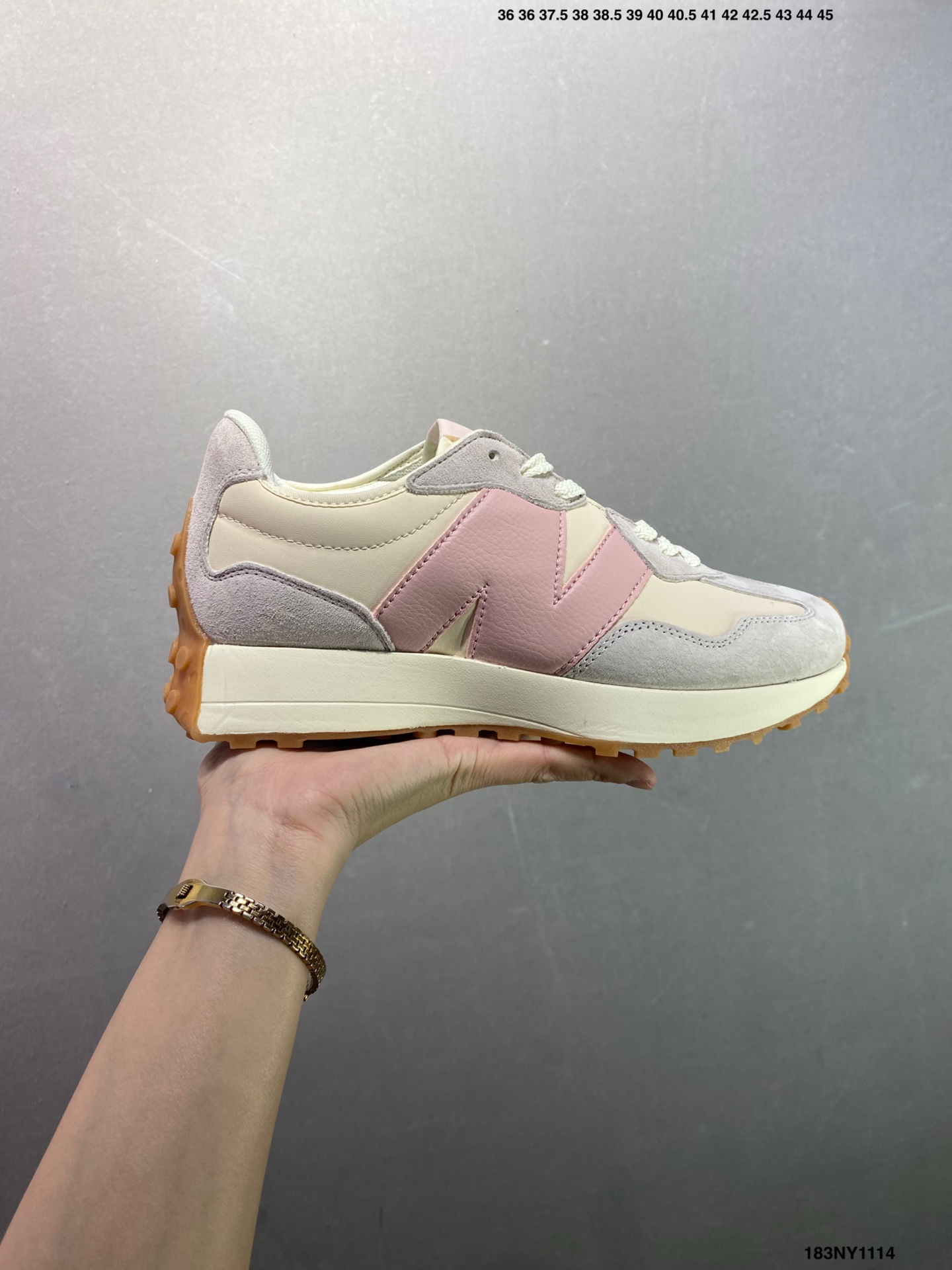 💰100
✅New Balance MS327 复古休闲运动慢跑鞋 以更纯粹的复古风格设计打造的全新造型 侧身还以解构设计 将 N 字标志以做旧压花样式呈现
官方货号:WS327KB
尺码:36 37 37.5 38 38.5 39.5 40 40.5 41.5 42 42.5 43 44 45
ID:183NY1114