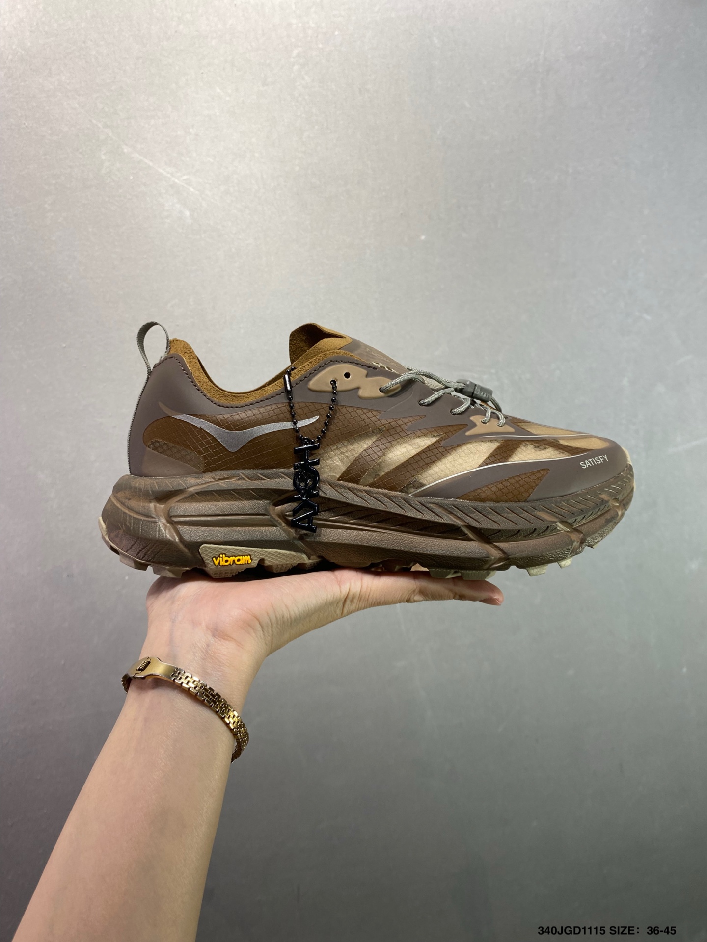 💰110 💰130 
✅HOKA ONE ONE Mafate Speed 4 LITE 柔软舒适耐磨 低帮 越野跑步鞋 男女同款 棕色
▪️尺码：36-45（36 36.5 37 38 38.5 39 40 40.5 41 42 42.5 43 44 44.5 45）
▪️货号：1168450-CWTM
▪️HOKA ONE ONE Mafate Speed 4是一款技术性越野跑鞋。作为HOKA Mafate Speed系列的重磅升级，Mafate Speed 4旨在赋予不同等级的越野爱好者以强劲的运动表现征服山野。搭载全新轻量高弹力泡棉、单层机织提花网纱鞋面及双层结构PROFLY™中底，为跑者带来更轻巧、更舒适的穿着体验。5毫米凸耳的Vibram®Litebase超强抓地外底，在复杂崎岖地形中仍具备良好的抓地力及稳定性。Vibram®Megagrid轻量化大底让跑者能踏平山野，无惧崎岖地形。全面双密度中底PROFLY+™柔软坚韧，为跑者提供充足的缓震支撑。总而言之，HOKA ONE ONE Mafate Speed 4是一款适合越野跑者的专业跑鞋，以其轻量化设计、强劲抓地力和出色缓震效果等显著优势，助力跑者在山野间自由驰骋。
ID：340JGD1115