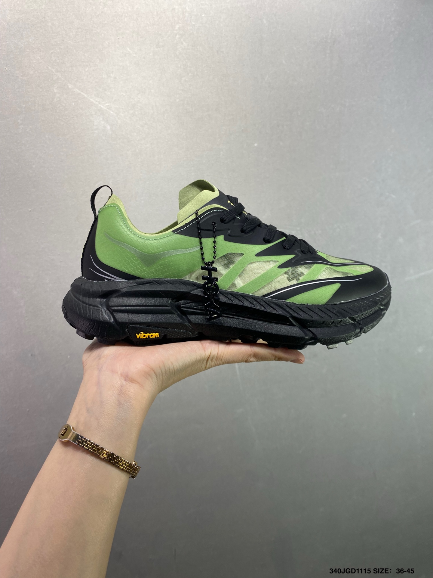 💰110 💰130
✅HOKA ONE ONE Mafate Speed 4 LITE 柔软舒适耐磨 低帮 越野跑步鞋 男女同款 棕色
▪️尺码：36-45（36 36.5 37 38 38.5 39 40 40.5 41 42 42.5 43 44 44.5 45）
▪️货号：1168450-CWTM
▪️HOKA ONE ONE Mafate Speed 4是一款技术性越野跑鞋。作为HOKA Mafate Speed系列的重磅升级，Mafate Speed 4旨在赋予不同等级的越野爱好者以强劲的运动表现征服山野。搭载全新轻量高弹力泡棉、单层机织提花网纱鞋面及双层结构PROFLY™中底，为跑者带来更轻巧、更舒适的穿着体验。5毫米凸耳的Vibram®Litebase超强抓地外底，在复杂崎岖地形中仍具备良好的抓地力及稳定性。Vibram®Megagrid轻量化大底让跑者能踏平山野，无惧崎岖地形。全面双密度中底PROFLY+™柔软坚韧，为跑者提供充足的缓震支撑。总而言之，HOKA ONE ONE Mafate Speed 4是一款适合越野跑者的专业跑鞋，以其轻量化设计、强劲抓地力和出色缓震效果等显著优势，助力跑者在山野间自由驰骋。
ID：340JGD1115