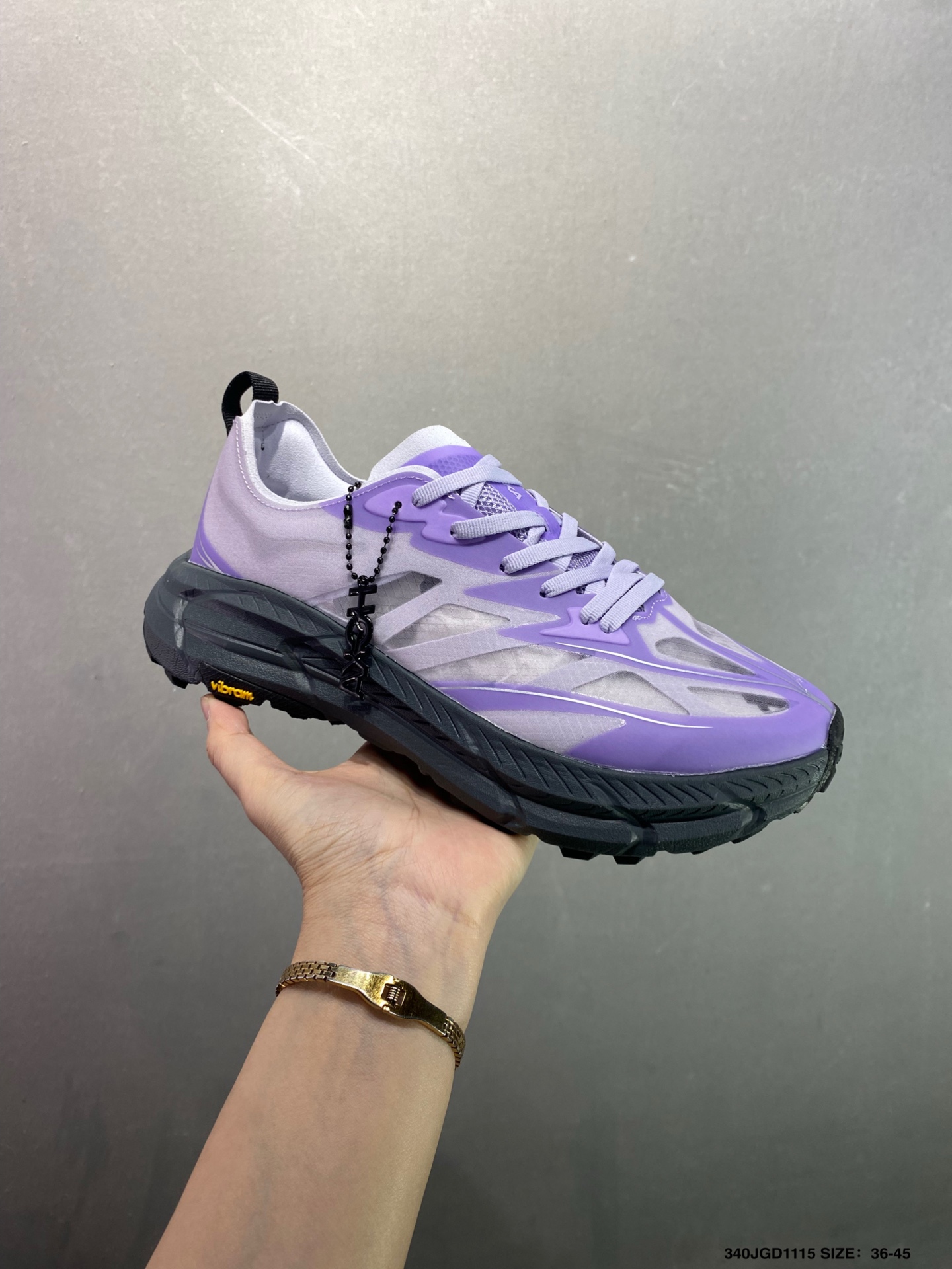 🈴️ 💰110 💰130
✅HOKA ONE ONE Mafate Speed 4 LITE 柔软舒适耐磨 低帮 越野跑步鞋 男女同款 棕色
▪️尺码：36-45（36 36.5 37 38 38.5 39 40 40.5 41 42 42.5 43 44 44.5 45）
▪️货号：1168450-CWTM
▪️HOKA ONE ONE Mafate Speed 4是一款技术性越野跑鞋。作为HOKA Mafate Speed系列的重磅升级，Mafate Speed 4旨在赋予不同等级的越野爱好者以强劲的运动表现征服山野。搭载全新轻量高弹力泡棉、单层机织提花网纱鞋面及双层结构PROFLY™中底，为跑者带来更轻巧、更舒适的穿着体验。5毫米凸耳的Vibram®Litebase超强抓地外底，在复杂崎岖地形中仍具备良好的抓地力及稳定性。Vibram®Megagrid轻量化大底让跑者能踏平山野，无惧崎岖地形。全面双密度中底PROFLY+™柔软坚韧，为跑者提供充足的缓震支撑。总而言之，HOKA ONE ONE Mafate Speed 4是一款适合越野跑者的专业跑鞋，以其轻量化设计、强劲抓地力和出色缓震效果等显著优势，助力跑者在山野间自由驰骋。
ID：340JGD1115