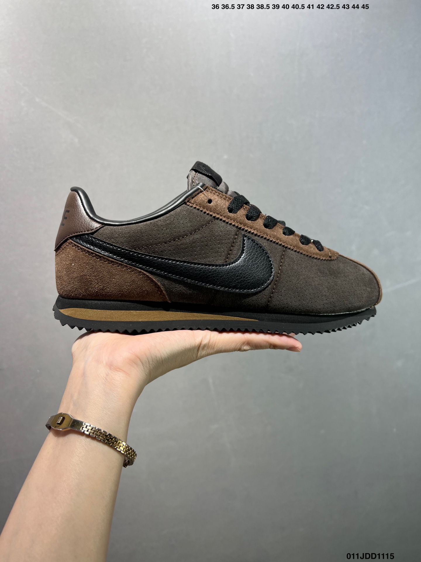 💰100Nike Classic Cortez 全新配色
经典阿甘休闲跑步鞋 纯粹而执着的精神，使得Cortez种在了一代人的心里，无论是否喜欢它复古的鞋型，一双Nike Classic Cortez总是能让人难以抗拒，将他摆在鞋柜
货号：FJ5180-200
尺码：36 36.5 37.5 38 39 40 40.5 41 42 42.5 43 44 45
