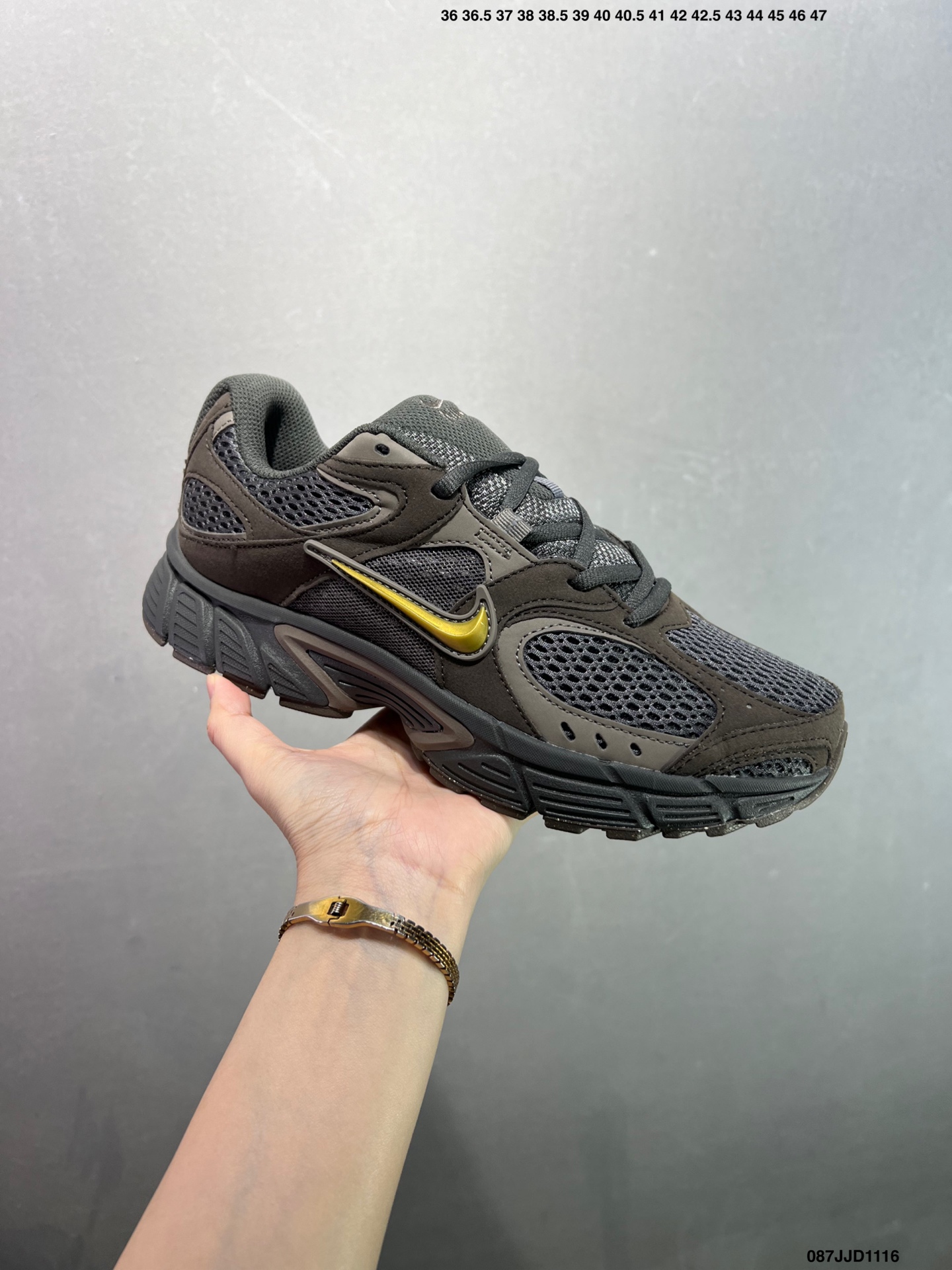 NK V5 RNR 舒适百搭防滑耐磨低帮跑步鞋 舒适有型适合日常穿着 该鞋款延续千禧年经典设计搭载泡绵中底 厚实而轻盈匠心细节巧搭立体耐克勾标志焕新演绎复古跑鞋 鞋款从千禧年美学汲取灵感 混搭多种材质突显层次感立体感和传统跑步风范 编码:087JJD1116