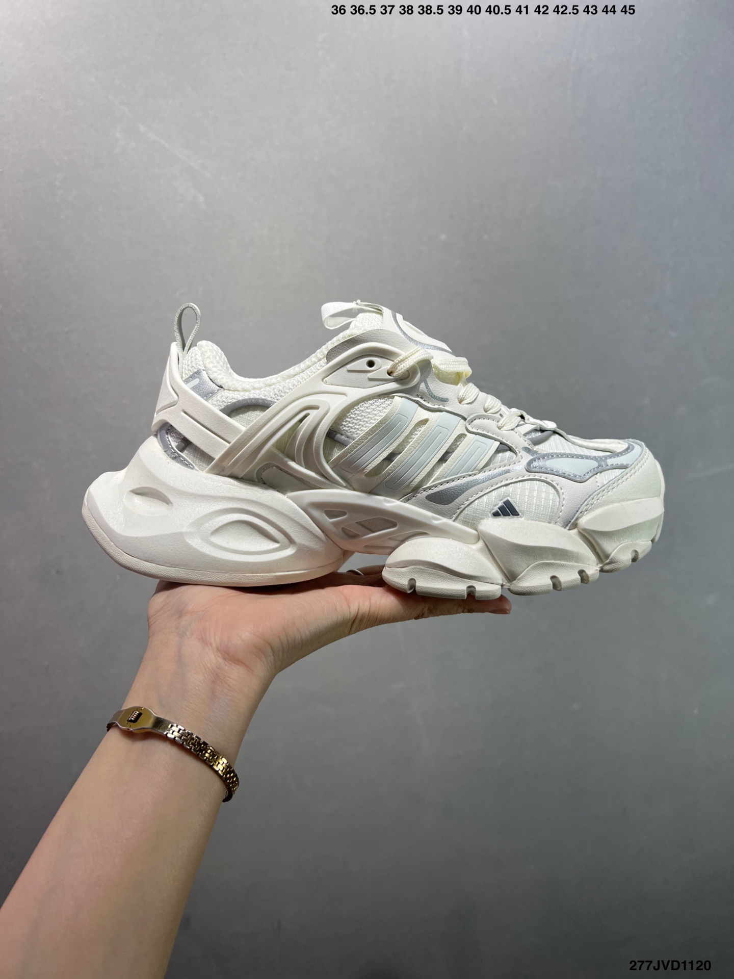 公司级✅AD XLG Runner Deluxe 跑步者豪华版系列低帮厚底增高老爹风复古缓震休闲运动慢跑鞋 IH0616 自从阿迪达斯和巴黎世家合作后,没少出双方联名的平替.结果根据最新情报,阿迪现在已经把手伸到了巴家爆款3XL的身上,新鞋Xlg Runner Deluxe实物曝光,emm,鞋款整体一眼丁真是巴黎世家Track+3XL大底的缝合怪版本,要不是鞋侧明晃晃的adidas三道杠Logo,估计各位看了都得蒙.这波不能说是完全复制巴黎世家,但也多少有点借鉴的味道了.新鞋基本就是在阿迪经典”Climacool“鞋款的基础上,升级了Boots大底以及加入了”巴味“设计元素 2⁄3 371⁄3 38 382⁄3 391⁄3 40 402⁄3 411⁄3 42 422⁄3 431⁄3 44 45 编码:277JVD1120