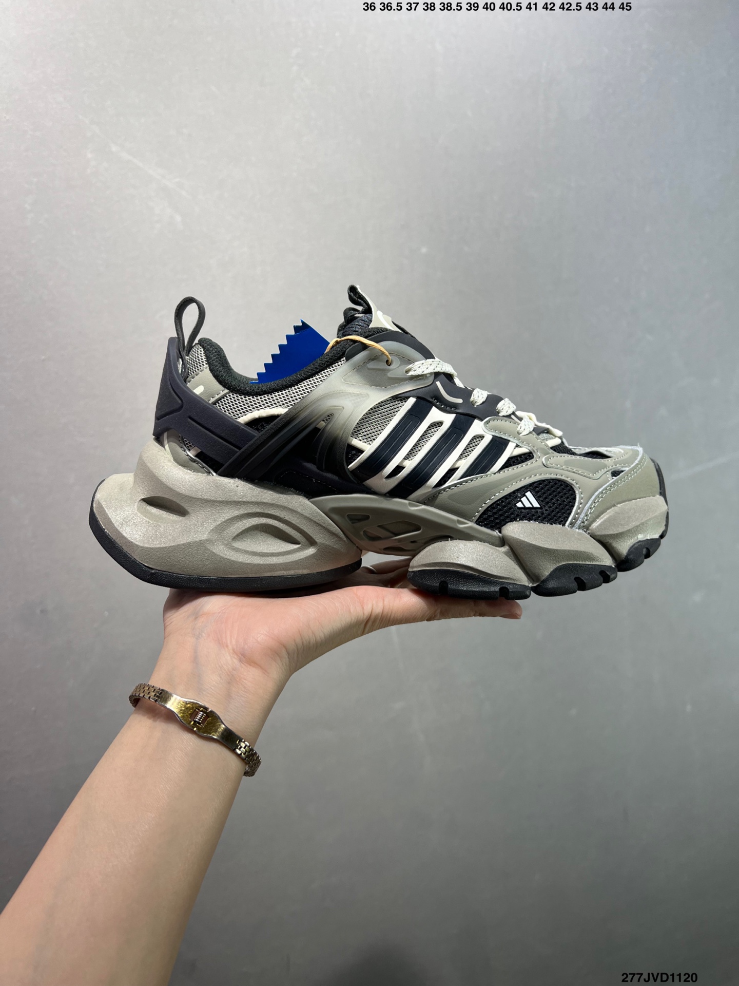 公司级✅AD XLG Runner Deluxe 跑步者豪华版系列低帮厚底增高老爹风复古缓震休闲运动慢跑鞋 IH0616 自从阿迪达斯和巴黎世家合作后,没少出双方联名的平替.结果根据最新情报,阿迪现在已经把手伸到了巴家爆款3XL的身上,新鞋Xlg Runner Deluxe实物曝光,emm,鞋款整体一眼丁真是巴黎世家Track+3XL大底的缝合怪版本,要不是鞋侧明晃晃的adidas三道杠Logo,估计各位看了都得蒙.这波不能说是完全复制巴黎世家,但也多少有点借鉴的味道了.新鞋基本就是在阿迪经典”Climacool“鞋款的基础上,升级了Boots大底以及加入了”巴味“设计元素 2⁄3 371⁄3 38 382⁄3 391⁄3 40 402⁄3 411⁄3 42 422⁄3 431⁄3 44 45 编码:277JVD1120