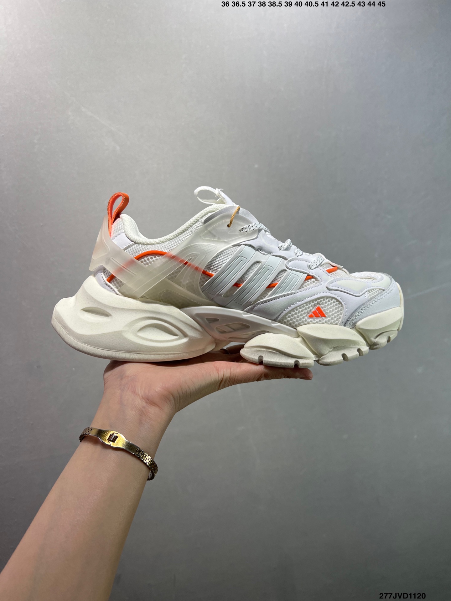 公司级✅AD XLG Runner Deluxe 跑步者豪华版系列低帮厚底增高老爹风复古缓震休闲运动慢跑鞋 IH0616 自从阿迪达斯和巴黎世家合作后,没少出双方联名的平替.结果根据最新情报,阿迪现在已经把手伸到了巴家爆款3XL的身上,新鞋Xlg Runner Deluxe实物曝光,emm,鞋款整体一眼丁真是巴黎世家Track+3XL大底的缝合怪版本,要不是鞋侧明晃晃的adidas三道杠Logo,估计各位看了都得蒙.这波不能说是完全复制巴黎世家,但也多少有点借鉴的味道了.新鞋基本就是在阿迪经典”Climacool“鞋款的基础上,升级了Boots大底以及加入了”巴味“设计元素 2⁄3 371⁄3 38 382⁄3 391⁄3 40 402⁄3 411⁄3 42 422⁄3 431⁄3 44 45 编码:277JVD1120