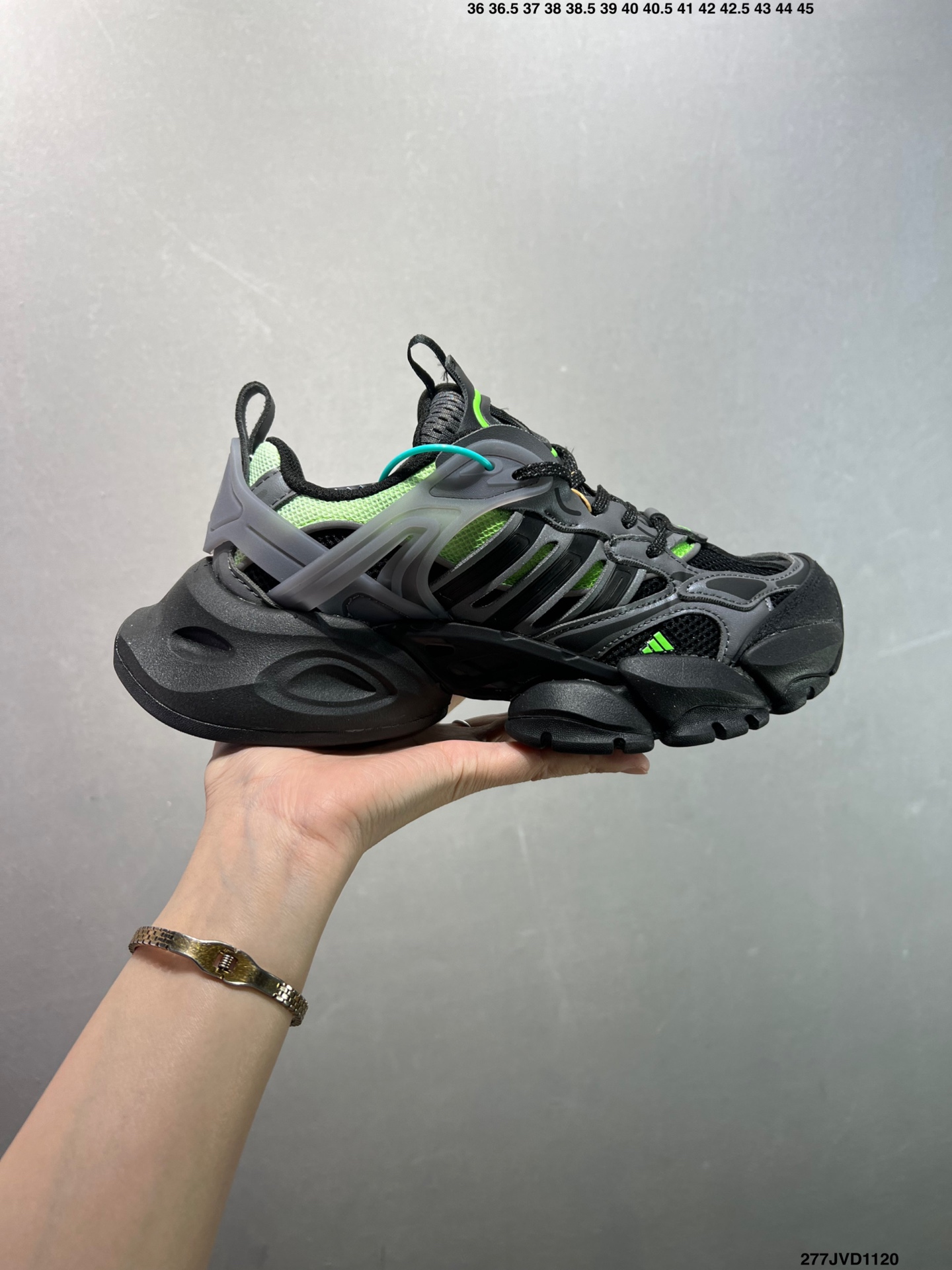 公司级✅AD XLG Runner Deluxe 跑步者豪华版系列低帮厚底增高老爹风复古缓震休闲运动慢跑鞋 IH0616 自从阿迪达斯和巴黎世家合作后,没少出双方联名的平替.结果根据最新情报,阿迪现在已经把手伸到了巴家爆款3XL的身上,新鞋Xlg Runner Deluxe实物曝光,emm,鞋款整体一眼丁真是巴黎世家Track+3XL大底的缝合怪版本,要不是鞋侧明晃晃的adidas三道杠Logo,估计各位看了都得蒙.这波不能说是完全复制巴黎世家,但也多少有点借鉴的味道了.新鞋基本就是在阿迪经典”Climacool“鞋款的基础上,升级了Boots大底以及加入了”巴味“设计元素 2⁄3 371⁄3 38 382⁄3 391⁄3 40 402⁄3 411⁄3 42 422⁄3 431⁄3 44 45 编码:277JVD1120