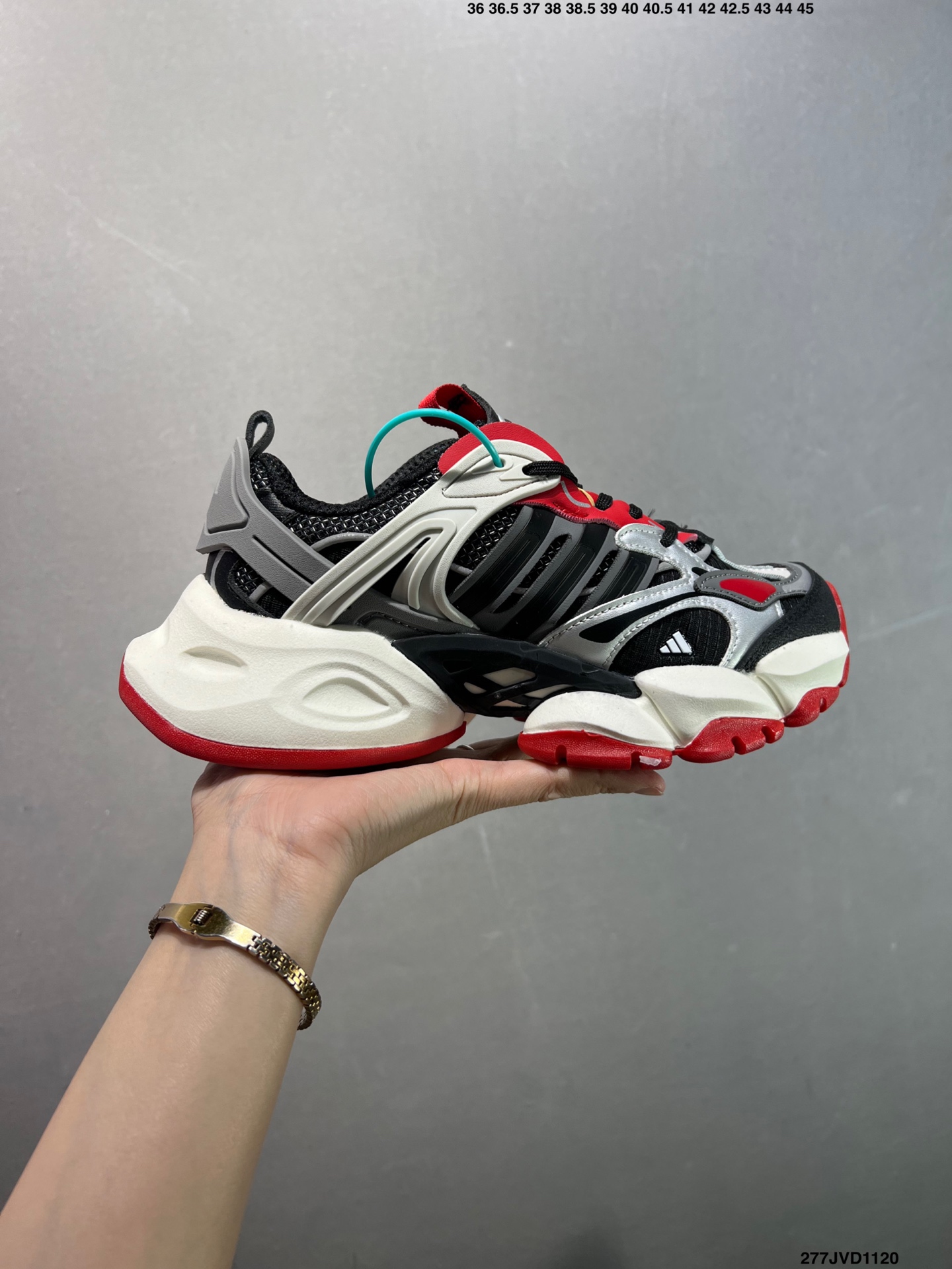 公司级✅AD XLG Runner Deluxe 跑步者豪华版系列低帮厚底增高老爹风复古缓震休闲运动慢跑鞋 IH0616 自从阿迪达斯和巴黎世家合作后,没少出双方联名的平替.结果根据最新情报,阿迪现在已经把手伸到了巴家爆款3XL的身上,新鞋Xlg Runner Deluxe实物曝光,emm,鞋款整体一眼丁真是巴黎世家Track+3XL大底的缝合怪版本,要不是鞋侧明晃晃的adidas三道杠Logo,估计各位看了都得蒙.这波不能说是完全复制巴黎世家,但也多少有点借鉴的味道了.新鞋基本就是在阿迪经典”Climacool“鞋款的基础上,升级了Boots大底以及加入了”巴味“设计元素 2⁄3 371⁄3 38 382⁄3 391⁄3 40 402⁄3 411⁄3 42 422⁄3 431⁄3 44 45 编码:277JVD1120