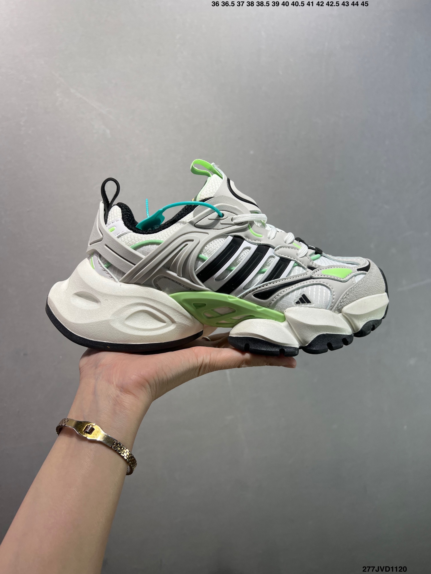 公司级✅AD XLG Runner Deluxe 跑步者豪华版系列低帮厚底增高老爹风复古缓震休闲运动慢跑鞋 IH0616 自从阿迪达斯和巴黎世家合作后,没少出双方联名的平替.结果根据最新情报,阿迪现在已经把手伸到了巴家爆款3XL的身上,新鞋Xlg Runner Deluxe实物曝光,emm,鞋款整体一眼丁真是巴黎世家Track+3XL大底的缝合怪版本,要不是鞋侧明晃晃的adidas三道杠Logo,估计各位看了都得蒙.这波不能说是完全复制巴黎世家,但也多少有点借鉴的味道了.新鞋基本就是在阿迪经典”Climacool“鞋款的基础上,升级了Boots大底以及加入了”巴味“设计元素 2⁄3 371⁄3 38 382⁄3 391⁄3 40 402⁄3 411⁄3 42 422⁄3 431⁄3 44 45 编码:277JVD1120
