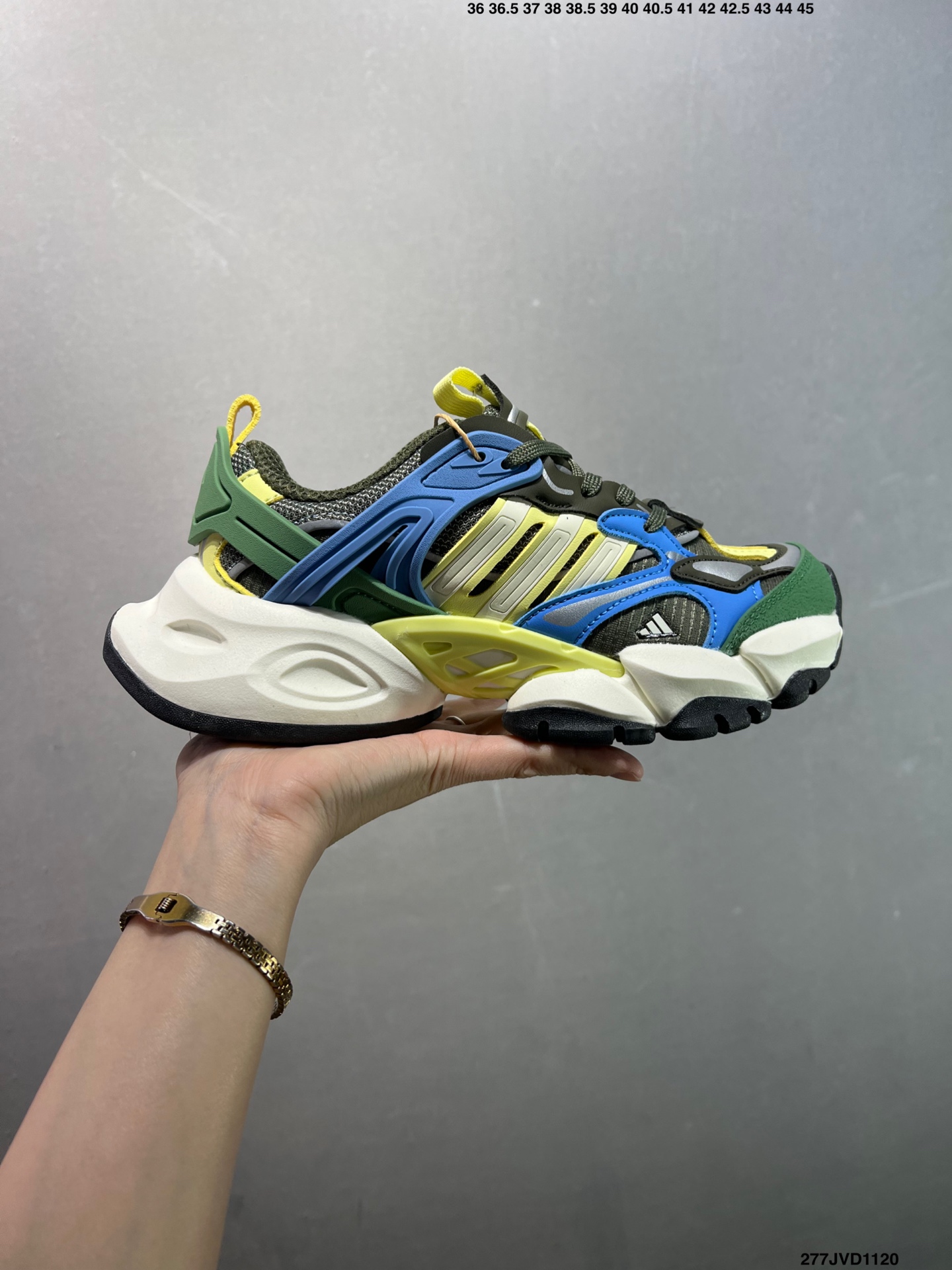 公司级✅AD XLG Runner Deluxe 跑步者豪华版系列低帮厚底增高老爹风复古缓震休闲运动慢跑鞋 IH0616 自从阿迪达斯和巴黎世家合作后,没少出双方联名的平替.结果根据最新情报,阿迪现在已经把手伸到了巴家爆款3XL的身上,新鞋Xlg Runner Deluxe实物曝光,emm,鞋款整体一眼丁真是巴黎世家Track+3XL大底的缝合怪版本,要不是鞋侧明晃晃的adidas三道杠Logo,估计各位看了都得蒙.这波不能说是完全复制巴黎世家,但也多少有点借鉴的味道了.新鞋基本就是在阿迪经典”Climacool“鞋款的基础上,升级了Boots大底以及加入了”巴味“设计元素 2⁄3 371⁄3 38 382⁄3 391⁄3 40 402⁄3 411⁄3 42 422⁄3 431⁄3 44 45 编码:277JVD1120