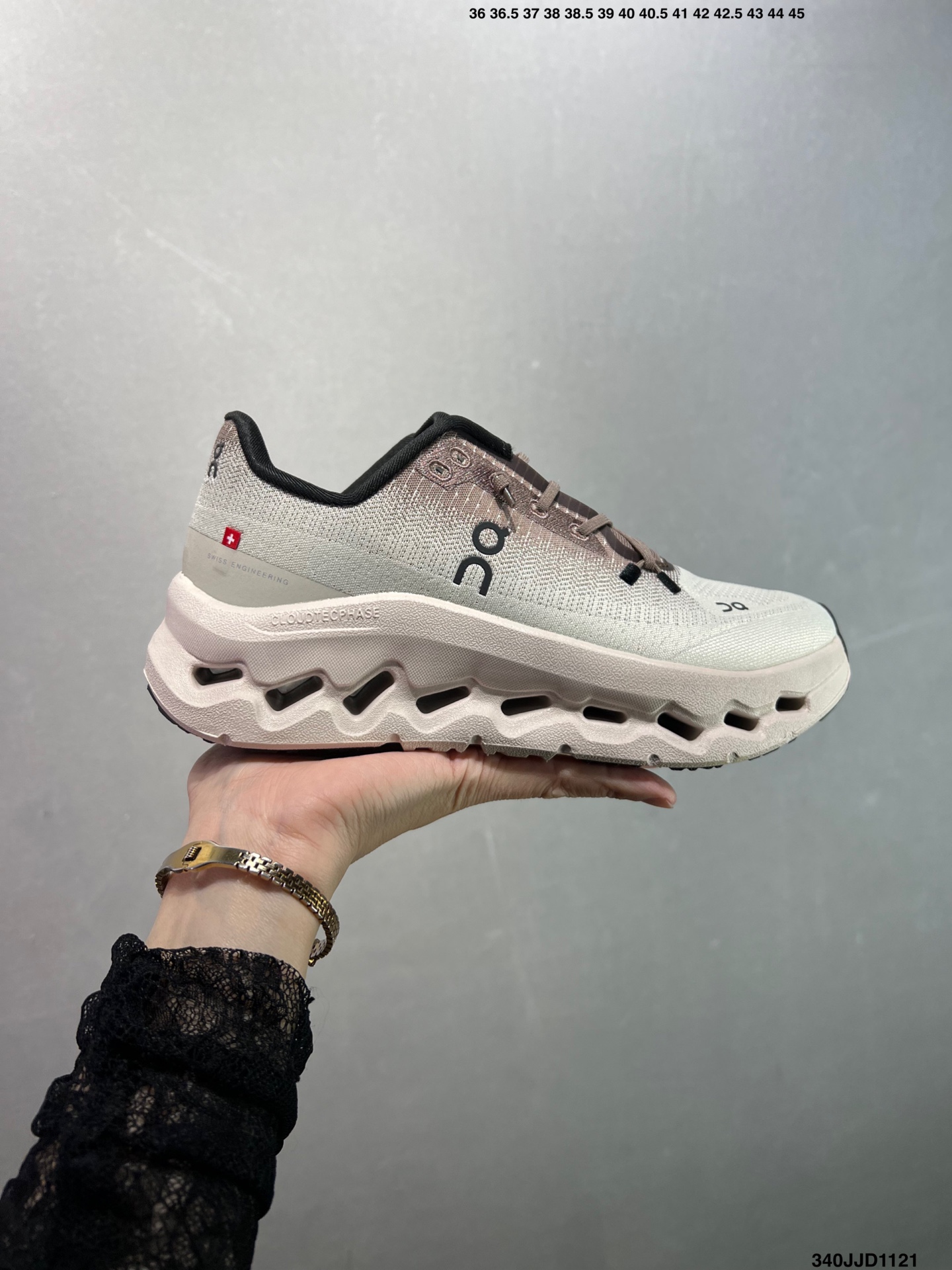 💰110
✅On昂跑 Cloudtilt
户外街头机能风跑步鞋
Cloud Hi Edge户外机能融合街头潮流
越界开启全新都市探索
CloudTec®专利科技鞋底搭载耐温耐用革新中底泡棉 同时以摇椅圆弧的机能感轮廓
带来流畅平稳的迈步 轻量透气的工程网格结合环保人造麂皮 衬托出活力醒目的视觉效果 饰有品牌Logo的TPU鞋带扣 让系带方式别具一格
是日常穿搭、旅行和城市探索的理想之选
货号: 3WE10053286
尺码: 36 36.5 37.5 38 38.5 39 40 如图 ID:340JJD1121