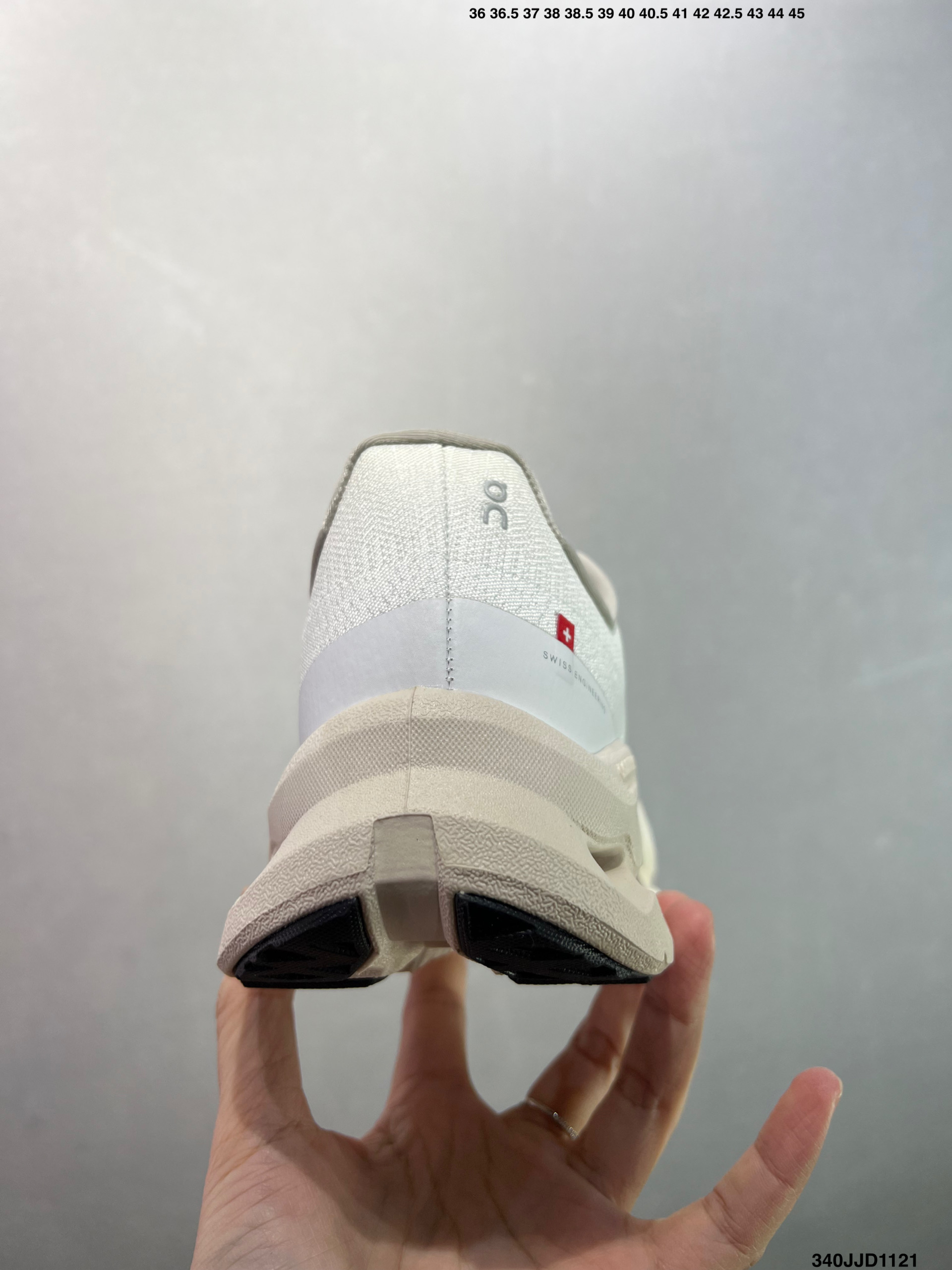 💰110
✅On昂跑 Cloudtilt
户外街头机能风跑步鞋
Cloud Hi Edge户外机能融合街头潮流
越界开启全新都市探索
CloudTec®专利科技鞋底搭载耐温耐用革新中底泡棉 同时以摇椅圆弧的机能感轮廓
带来流畅平稳的迈步 轻量透气的工程网格结合环保人造麂皮 衬托出活力醒目的视觉效果 饰有品牌Logo的TPU鞋带扣 让系带方式别具一格
是日常穿搭、旅行和城市探索的理想之选
货号: 3WE10053286
尺码: 36 36.5 37.5 38 38.5 39 40 如图 ID:340JJD1121