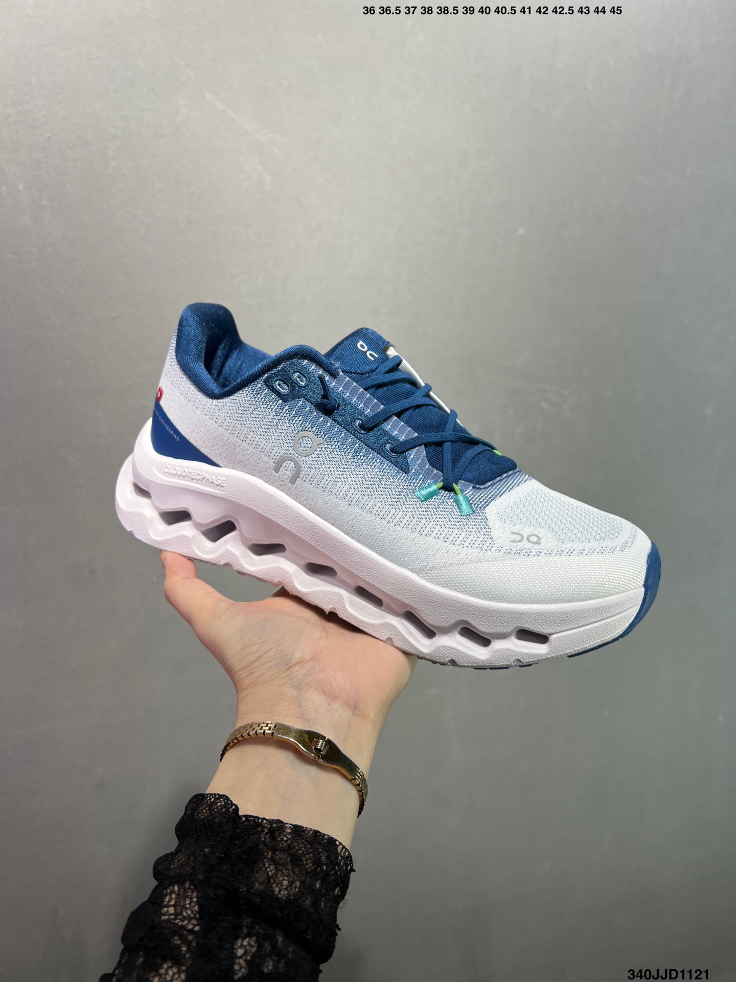 🈴️💰110
✅On昂跑 Cloudtilt
户外街头机能风跑步鞋
Cloud Hi Edge户外机能融合街头潮流
越界开启全新都市探索
CloudTec®专利科技鞋底搭载耐温耐用革新中底泡棉 同时以摇椅圆弧的机能感轮廓
带来流畅平稳的迈步 轻量透气的工程网格结合环保人造麂皮 衬托出活力醒目的视觉效果 饰有品牌Logo的TPU鞋带扣 让系带方式别具一格
是日常穿搭、旅行和城市探索的理想之选
货号: 3WE10053286
尺码: 36 36.5 37.5 38 38.5 39 40 如图 ID:340JJD1121