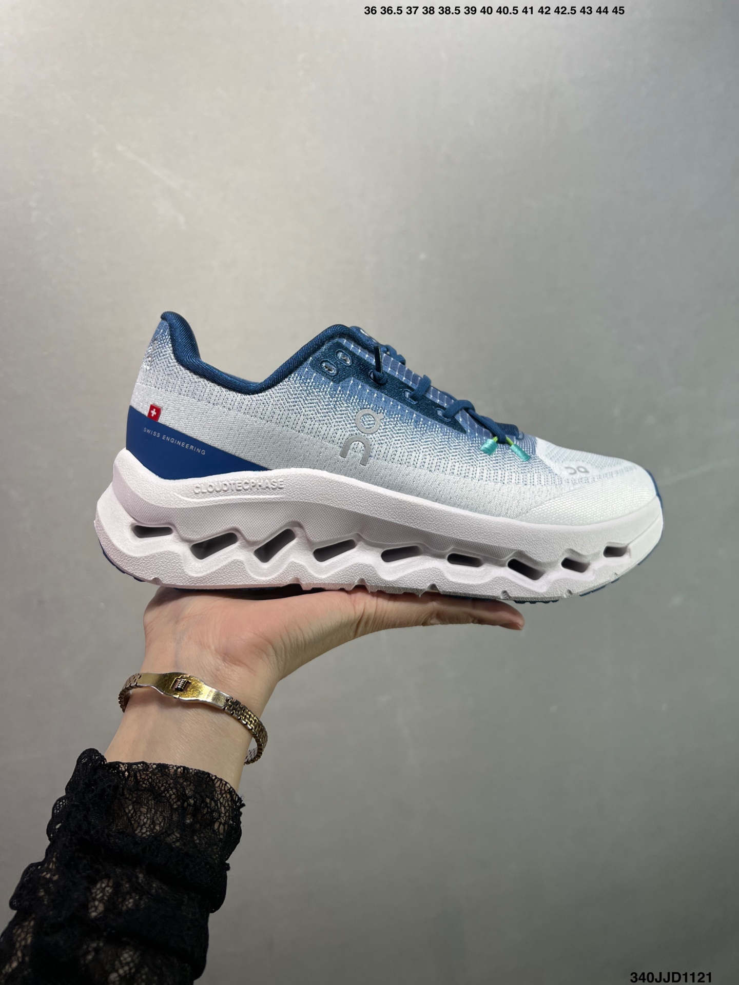 💰110
✅On昂跑 Cloudtilt
户外街头机能风跑步鞋
Cloud Hi Edge户外机能融合街头潮流
越界开启全新都市探索
CloudTec®专利科技鞋底搭载耐温耐用革新中底泡棉 同时以摇椅圆弧的机能感轮廓
带来流畅平稳的迈步 轻量透气的工程网格结合环保人造麂皮 衬托出活力醒目的视觉效果 饰有品牌Logo的TPU鞋带扣 让系带方式别具一格
是日常穿搭、旅行和城市探索的理想之选
货号: 3WE10053286
尺码: 36 36.5 37.5 38 38.5 39 40 如图 ID:340JJD1121