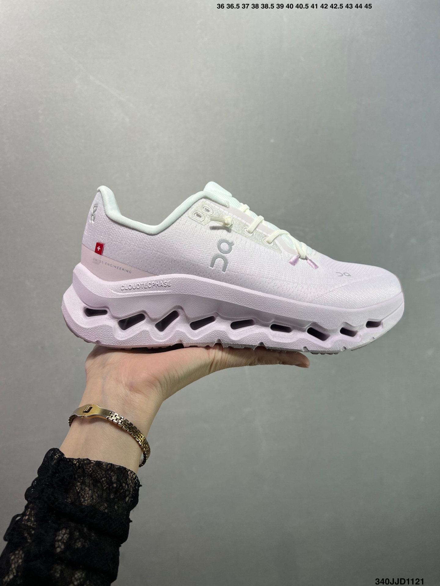 💰110
✅On昂跑 Cloudtilt
户外街头机能风跑步鞋
Cloud Hi Edge户外机能融合街头潮流
越界开启全新都市探索
CloudTec®专利科技鞋底搭载耐温耐用革新中底泡棉 同时以摇椅圆弧的机能感轮廓
带来流畅平稳的迈步 轻量透气的工程网格结合环保人造麂皮 衬托出活力醒目的视觉效果 饰有品牌Logo的TPU鞋带扣 让系带方式别具一格
是日常穿搭、旅行和城市探索的理想之选
货号: 3WE10053286
尺码: 36 36.5 37.5 38 38.5 39 40 如图 ID:340JJD1121