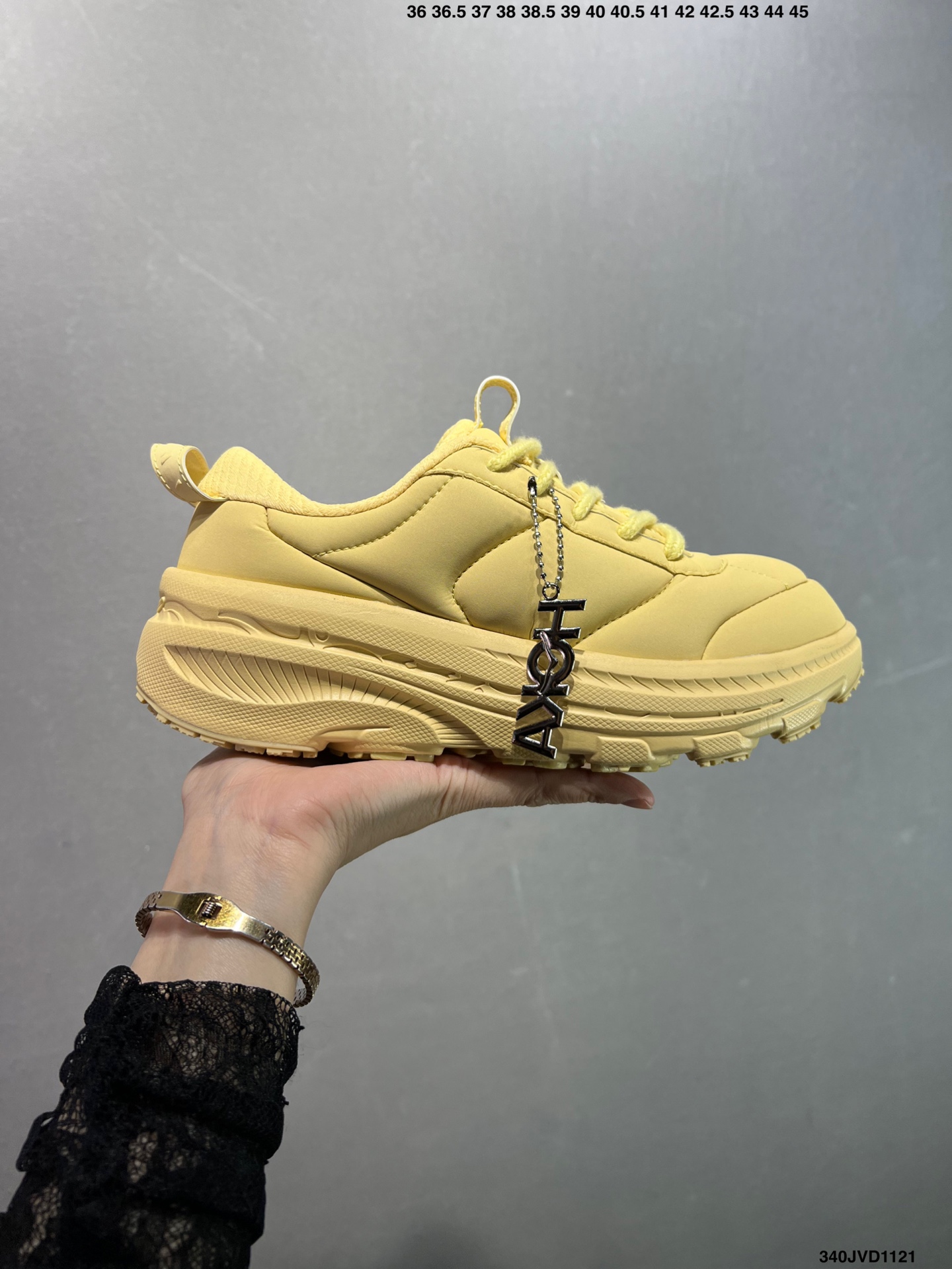 💰170
公司级✅Hoka U BONDI B3LS MARNI全新配色
HOKA ONE ONE是一家立志于做高端跑鞋的牌子,隶属于美国Deckers Brands公司。今年,也推了新系列「Suede」和「Variant White」。其中「Suede」系列是以绒面革为主要面料,Bondi L 与Clifton L以Bondi、Clifton鞋型为原型,将二者合为一体,以此来打造鞋面,同时提供沙色、牛津黄、粉笔紫等多款配色,可供用户选择,公路跑者有福了~此次推出的新款可以说是在原型Clifton的款式上以更加现代化的方式呈现出来。跑鞋中最注重的透气性功能与纯色系鞋面相结合,EVA橡胶大底,防滑耐磨。版型上除了延续Clifton的轻量缓冲,同时舒适的脚感与现代的外型都是不可缺少的,以此打造轻便的穿着体验
货号:1170631/PNCA
尺码:36 36.5 37.5 38 39 40 40.5 41 42 42.5 43 44 45
ID:340JVD1121