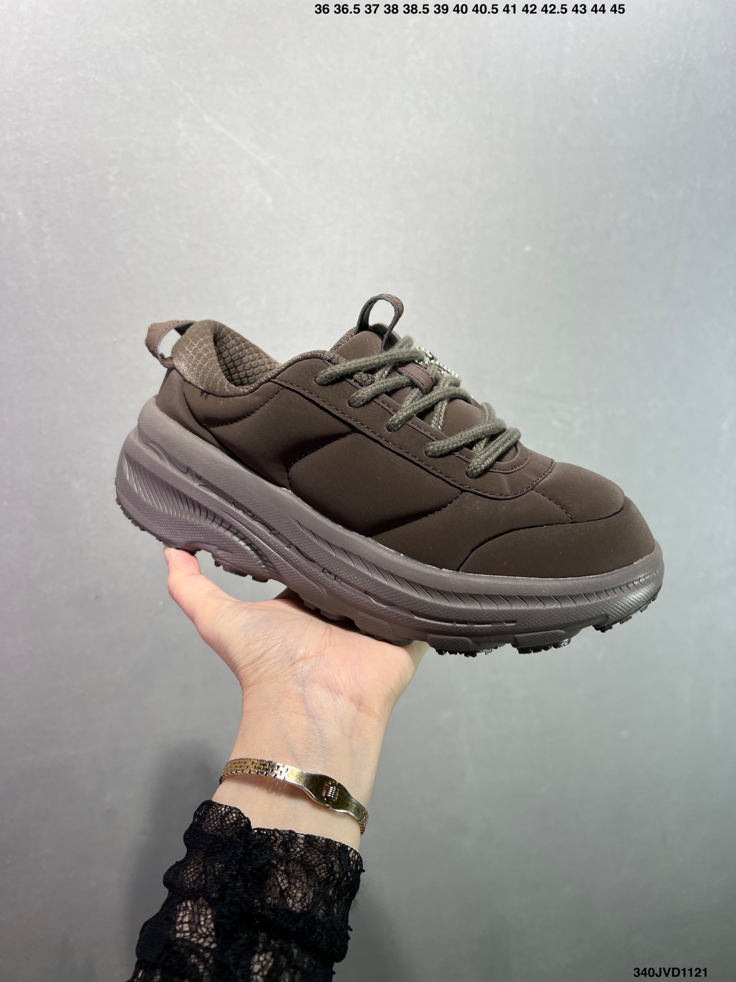 🈴️💰170
公司级✅Hoka U BONDI B3LS MARNI全新配色
HOKA ONE ONE是一家立志于做高端跑鞋的牌子,隶属于美国Deckers Brands公司。今年,也推了新系列「Suede」和「Variant White」。其中「Suede」系列是以绒面革为主要面料,Bondi L 与Clifton L以Bondi、Clifton鞋型为原型,将二者合为一体,以此来打造鞋面,同时提供沙色、牛津黄、粉笔紫等多款配色,可供用户选择,公路跑者有福了~此次推出的新款可以说是在原型Clifton的款式上以更加现代化的方式呈现出来。跑鞋中最注重的透气性功能与纯色系鞋面相结合,EVA橡胶大底,防滑耐磨。版型上除了延续Clifton的轻量缓冲,同时舒适的脚感与现代的外型都是不可缺少的,以此打造轻便的穿着体验
货号:1170631/PNCA
尺码:36 36.5 37.5 38 39 40 40.5 41 42 42.5 43 44 45
ID:340JVD1121