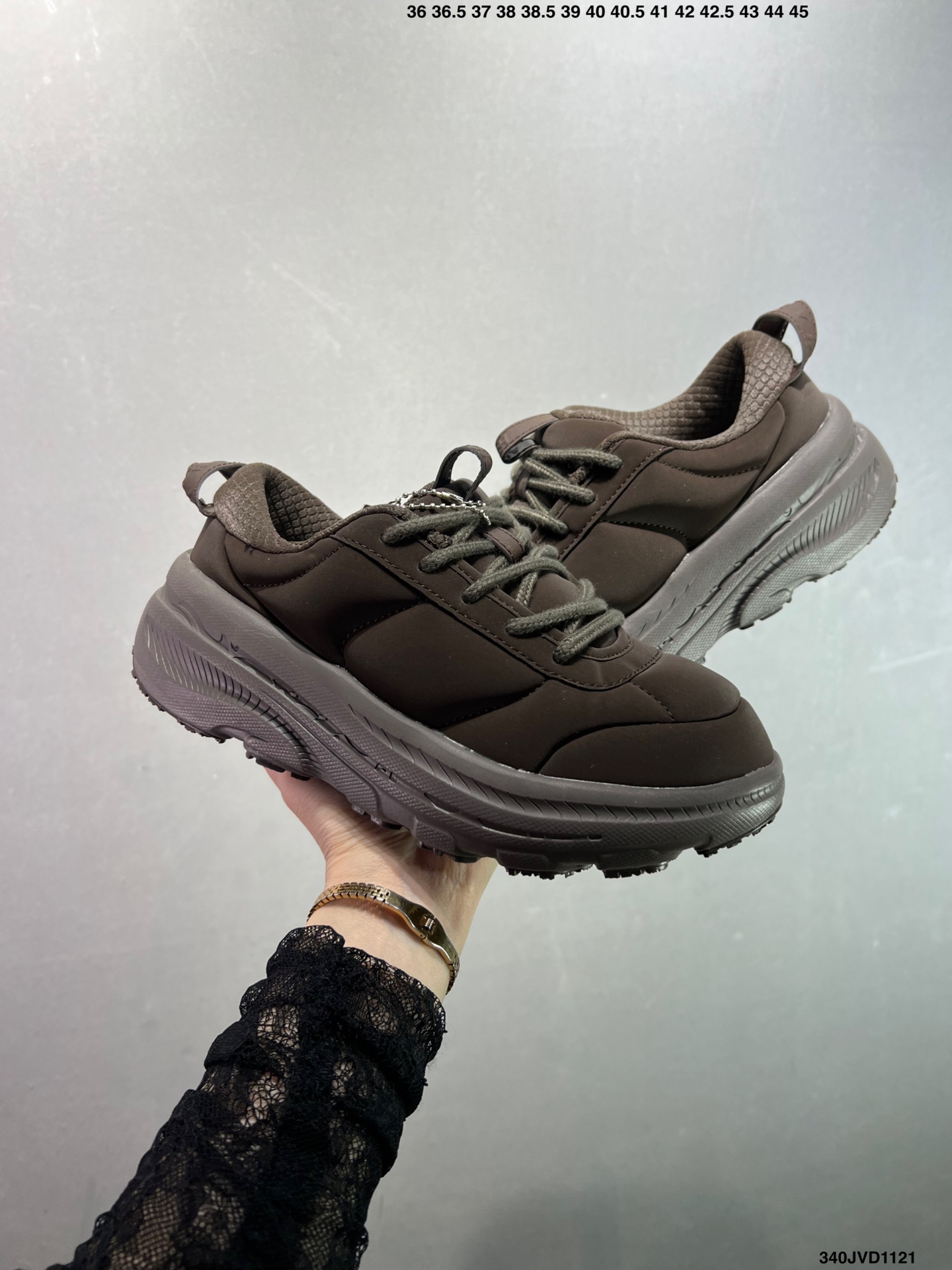 🈴️💰170
公司级✅Hoka U BONDI B3LS MARNI全新配色
HOKA ONE ONE是一家立志于做高端跑鞋的牌子,隶属于美国Deckers Brands公司。今年,也推了新系列「Suede」和「Variant White」。其中「Suede」系列是以绒面革为主要面料,Bondi L 与Clifton L以Bondi、Clifton鞋型为原型,将二者合为一体,以此来打造鞋面,同时提供沙色、牛津黄、粉笔紫等多款配色,可供用户选择,公路跑者有福了~此次推出的新款可以说是在原型Clifton的款式上以更加现代化的方式呈现出来。跑鞋中最注重的透气性功能与纯色系鞋面相结合,EVA橡胶大底,防滑耐磨。版型上除了延续Clifton的轻量缓冲,同时舒适的脚感与现代的外型都是不可缺少的,以此打造轻便的穿着体验
货号:1170631/PNCA
尺码:36 36.5 37.5 38 39 40 40.5 41 42 42.5 43 44 45
ID:340JVD1121