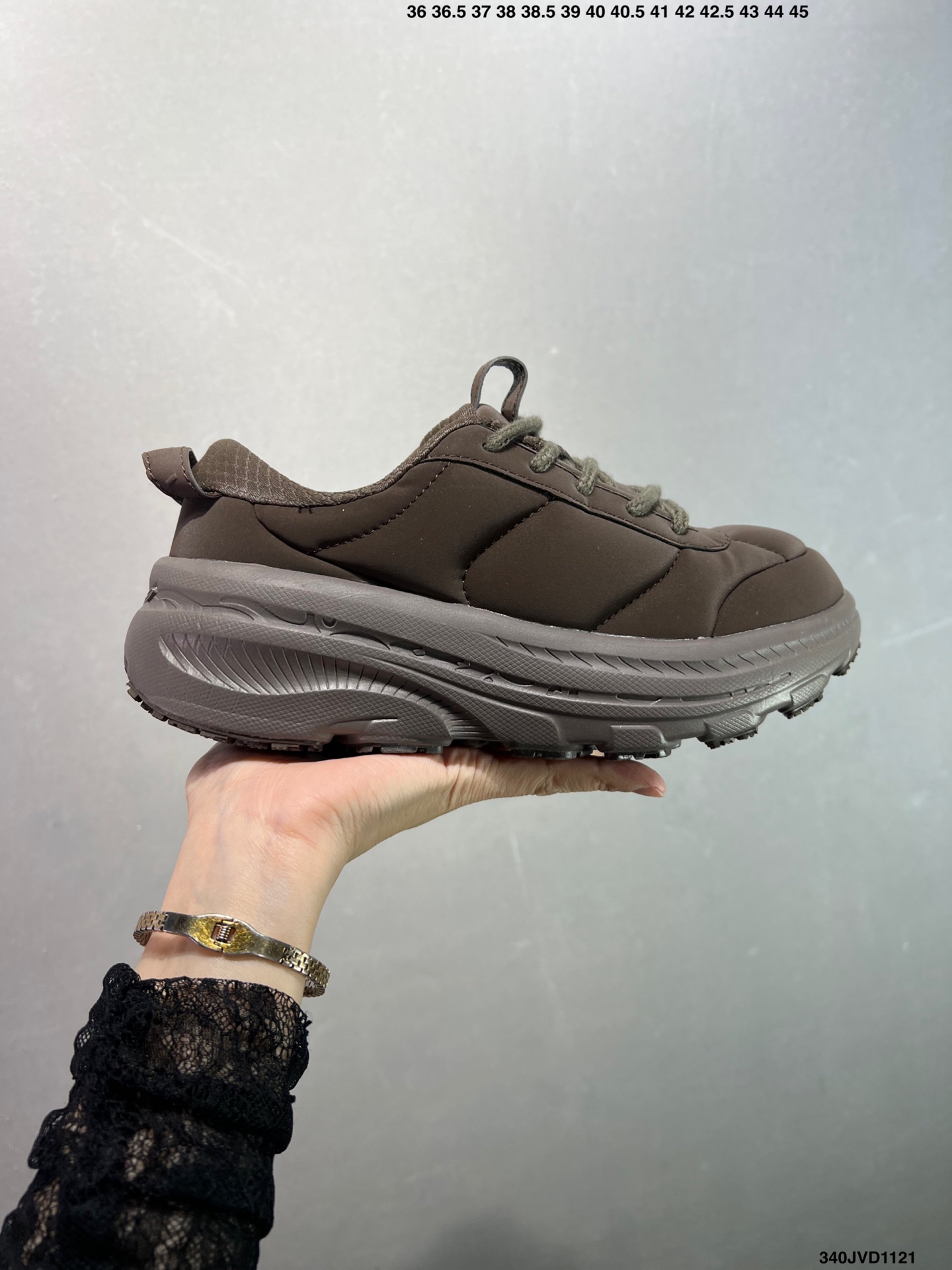 💰170
公司级✅Hoka U BONDI B3LS MARNI全新配色
HOKA ONE ONE是一家立志于做高端跑鞋的牌子,隶属于美国Deckers Brands公司。今年,也推了新系列「Suede」和「Variant White」。其中「Suede」系列是以绒面革为主要面料,Bondi L 与Clifton L以Bondi、Clifton鞋型为原型,将二者合为一体,以此来打造鞋面,同时提供沙色、牛津黄、粉笔紫等多款配色,可供用户选择,公路跑者有福了~此次推出的新款可以说是在原型Clifton的款式上以更加现代化的方式呈现出来。跑鞋中最注重的透气性功能与纯色系鞋面相结合,EVA橡胶大底,防滑耐磨。版型上除了延续Clifton的轻量缓冲,同时舒适的脚感与现代的外型都是不可缺少的,以此打造轻便的穿着体验
货号:1170631/PNCA
尺码:36 36.5 37.5 38 39 40 40.5 41 42 42.5 43 44 45
ID:340JVD1121