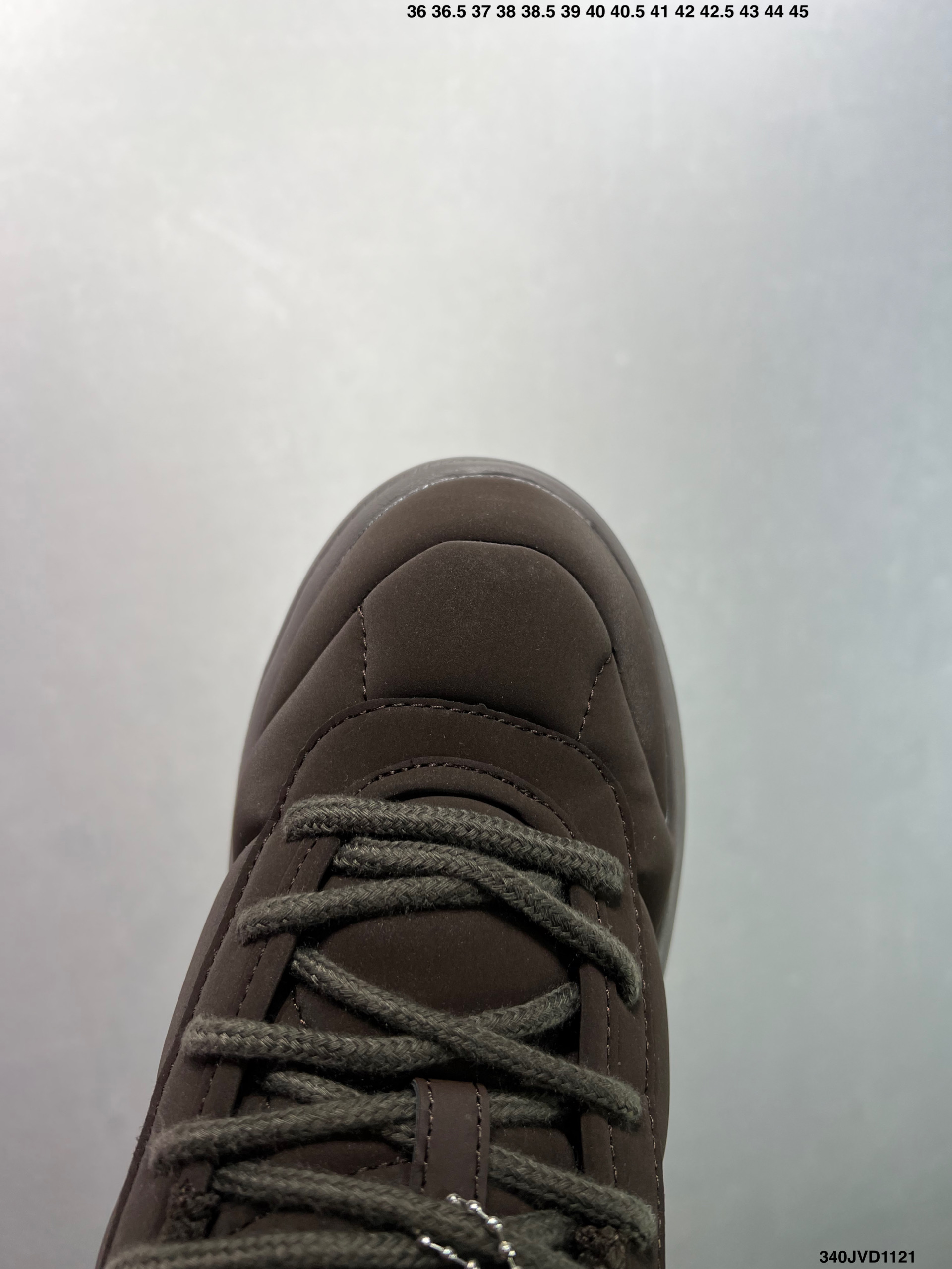 💰170
公司级✅Hoka U BONDI B3LS MARNI全新配色
HOKA ONE ONE是一家立志于做高端跑鞋的牌子,隶属于美国Deckers Brands公司。今年,也推了新系列「Suede」和「Variant White」。其中「Suede」系列是以绒面革为主要面料,Bondi L 与Clifton L以Bondi、Clifton鞋型为原型,将二者合为一体,以此来打造鞋面,同时提供沙色、牛津黄、粉笔紫等多款配色,可供用户选择,公路跑者有福了~此次推出的新款可以说是在原型Clifton的款式上以更加现代化的方式呈现出来。跑鞋中最注重的透气性功能与纯色系鞋面相结合,EVA橡胶大底,防滑耐磨。版型上除了延续Clifton的轻量缓冲,同时舒适的脚感与现代的外型都是不可缺少的,以此打造轻便的穿着体验
货号:1170631/PNCA
尺码:36 36.5 37.5 38 39 40 40.5 41 42 42.5 43 44 45
ID:340JVD1121