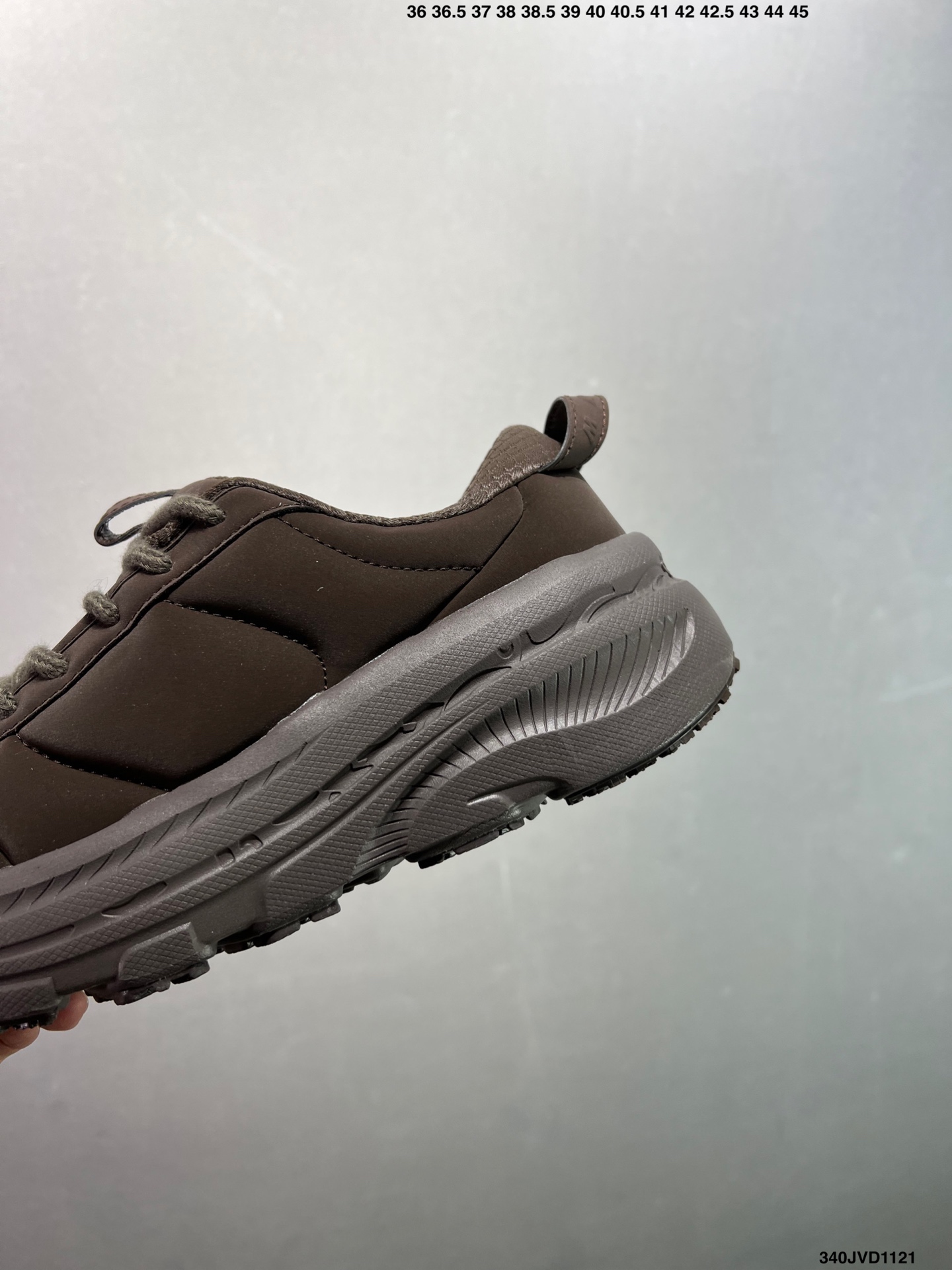 💰170
公司级✅Hoka U BONDI B3LS MARNI全新配色
HOKA ONE ONE是一家立志于做高端跑鞋的牌子,隶属于美国Deckers Brands公司。今年,也推了新系列「Suede」和「Variant White」。其中「Suede」系列是以绒面革为主要面料,Bondi L 与Clifton L以Bondi、Clifton鞋型为原型,将二者合为一体,以此来打造鞋面,同时提供沙色、牛津黄、粉笔紫等多款配色,可供用户选择,公路跑者有福了~此次推出的新款可以说是在原型Clifton的款式上以更加现代化的方式呈现出来。跑鞋中最注重的透气性功能与纯色系鞋面相结合,EVA橡胶大底,防滑耐磨。版型上除了延续Clifton的轻量缓冲,同时舒适的脚感与现代的外型都是不可缺少的,以此打造轻便的穿着体验
货号:1170631/PNCA
尺码:36 36.5 37.5 38 39 40 40.5 41 42 42.5 43 44 45
ID:340JVD1121