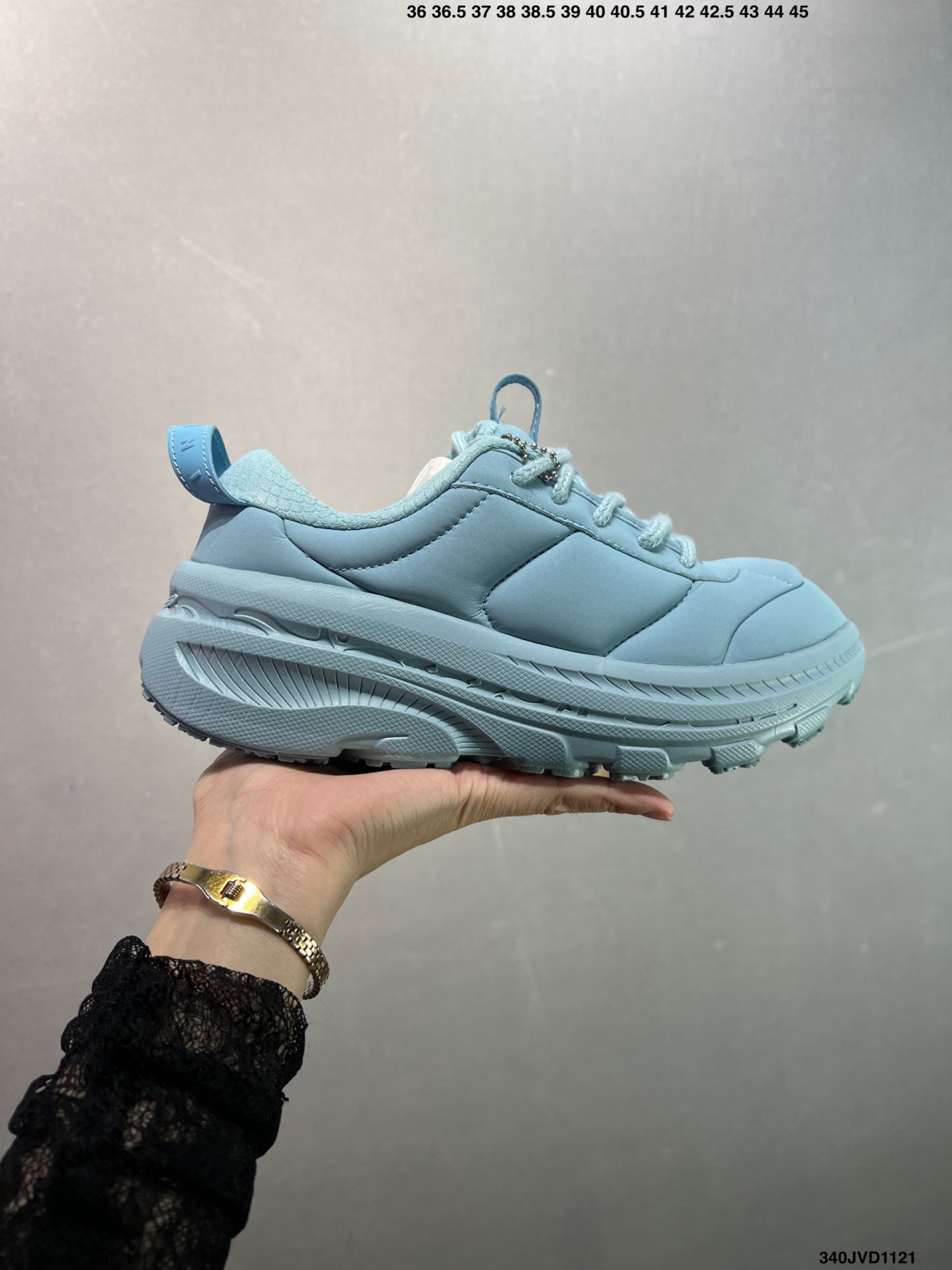 💰170
公司级✅Hoka U BONDI B3LS MARNI全新配色
HOKA ONE ONE是一家立志于做高端跑鞋的牌子,隶属于美国Deckers Brands公司。今年,也推了新系列「Suede」和「Variant White」。其中「Suede」系列是以绒面革为主要面料,Bondi L 与Clifton L以Bondi、Clifton鞋型为原型,将二者合为一体,以此来打造鞋面,同时提供沙色、牛津黄、粉笔紫等多款配色,可供用户选择,公路跑者有福了~此次推出的新款可以说是在原型Clifton的款式上以更加现代化的方式呈现出来。跑鞋中最注重的透气性功能与纯色系鞋面相结合,EVA橡胶大底,防滑耐磨。版型上除了延续Clifton的轻量缓冲,同时舒适的脚感与现代的外型都是不可缺少的,以此打造轻便的穿着体验
货号:1170631/PNCA
尺码:36 36.5 37.5 38 39 40 40.5 41 42 42.5 43 44 45
ID:340JVD1121
