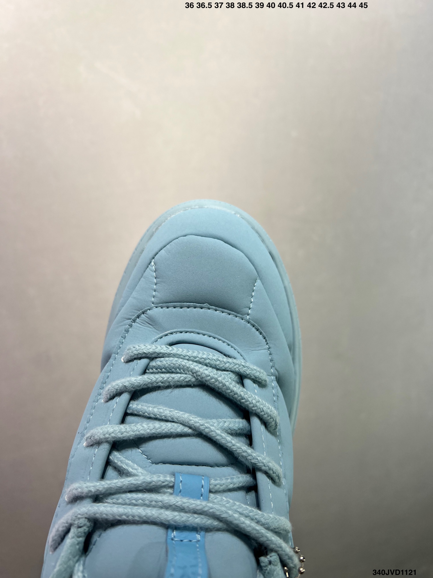 💰170
公司级✅Hoka U BONDI B3LS MARNI全新配色
HOKA ONE ONE是一家立志于做高端跑鞋的牌子,隶属于美国Deckers Brands公司。今年,也推了新系列「Suede」和「Variant White」。其中「Suede」系列是以绒面革为主要面料,Bondi L 与Clifton L以Bondi、Clifton鞋型为原型,将二者合为一体,以此来打造鞋面,同时提供沙色、牛津黄、粉笔紫等多款配色,可供用户选择,公路跑者有福了~此次推出的新款可以说是在原型Clifton的款式上以更加现代化的方式呈现出来。跑鞋中最注重的透气性功能与纯色系鞋面相结合,EVA橡胶大底,防滑耐磨。版型上除了延续Clifton的轻量缓冲,同时舒适的脚感与现代的外型都是不可缺少的,以此打造轻便的穿着体验
货号:1170631/PNCA
尺码:36 36.5 37.5 38 39 40 40.5 41 42 42.5 43 44 45
ID:340JVD1121