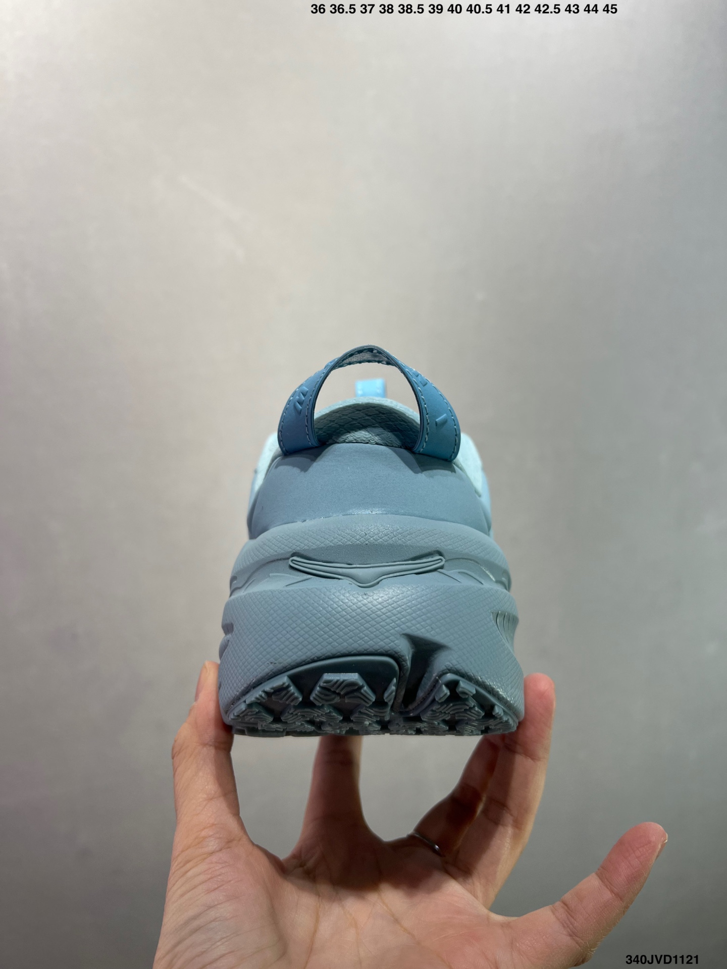 💰170
公司级✅Hoka U BONDI B3LS MARNI全新配色
HOKA ONE ONE是一家立志于做高端跑鞋的牌子,隶属于美国Deckers Brands公司。今年,也推了新系列「Suede」和「Variant White」。其中「Suede」系列是以绒面革为主要面料,Bondi L 与Clifton L以Bondi、Clifton鞋型为原型,将二者合为一体,以此来打造鞋面,同时提供沙色、牛津黄、粉笔紫等多款配色,可供用户选择,公路跑者有福了~此次推出的新款可以说是在原型Clifton的款式上以更加现代化的方式呈现出来。跑鞋中最注重的透气性功能与纯色系鞋面相结合,EVA橡胶大底,防滑耐磨。版型上除了延续Clifton的轻量缓冲,同时舒适的脚感与现代的外型都是不可缺少的,以此打造轻便的穿着体验
货号:1170631/PNCA
尺码:36 36.5 37.5 38 39 40 40.5 41 42 42.5 43 44 45
ID:340JVD1121