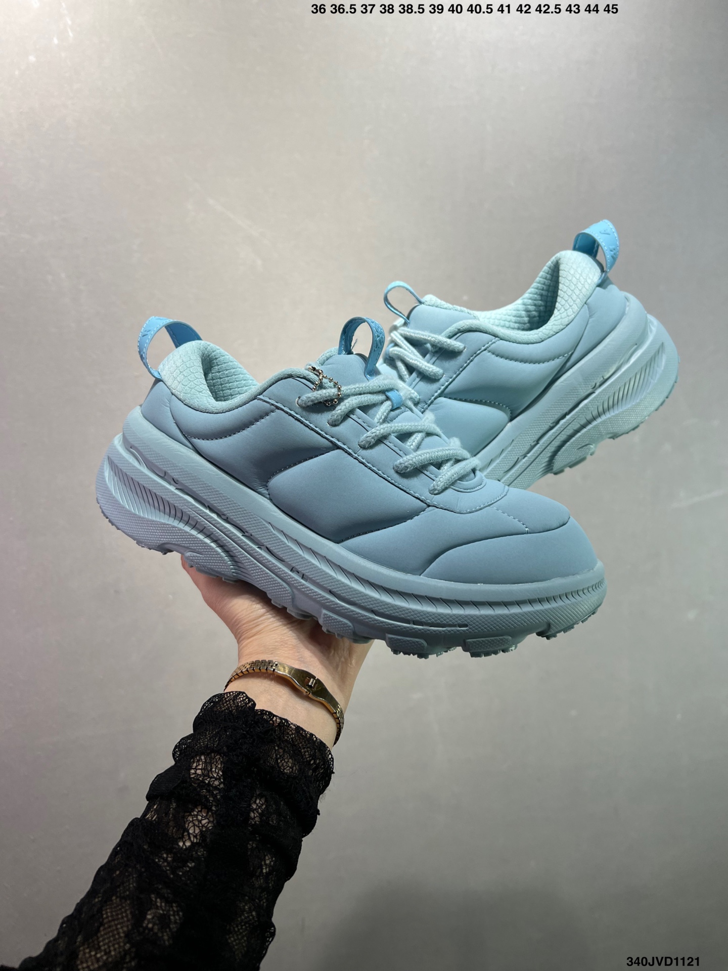 🈴️💰170
公司级✅Hoka U BONDI B3LS MARNI全新配色
HOKA ONE ONE是一家立志于做高端跑鞋的牌子,隶属于美国Deckers Brands公司。今年,也推了新系列「Suede」和「Variant White」。其中「Suede」系列是以绒面革为主要面料,Bondi L 与Clifton L以Bondi、Clifton鞋型为原型,将二者合为一体,以此来打造鞋面,同时提供沙色、牛津黄、粉笔紫等多款配色,可供用户选择,公路跑者有福了~此次推出的新款可以说是在原型Clifton的款式上以更加现代化的方式呈现出来。跑鞋中最注重的透气性功能与纯色系鞋面相结合,EVA橡胶大底,防滑耐磨。版型上除了延续Clifton的轻量缓冲,同时舒适的脚感与现代的外型都是不可缺少的,以此打造轻便的穿着体验
货号:1170631/PNCA
尺码:36 36.5 37.5 38 39 40 40.5 41 42 42.5 43 44 45
ID:340JVD1121