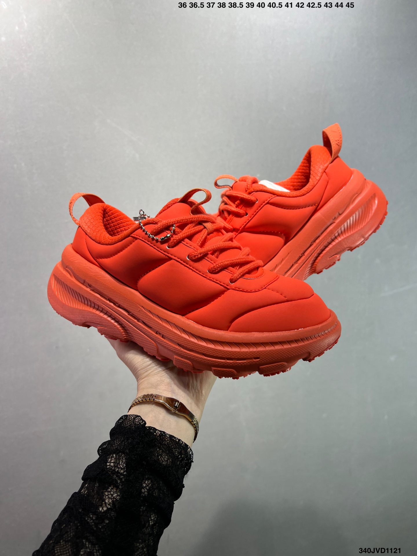 🈴️💰170
公司级✅Hoka U BONDI B3LS MARNI全新配色
HOKA ONE ONE是一家立志于做高端跑鞋的牌子,隶属于美国Deckers Brands公司。今年,也推了新系列「Suede」和「Variant White」。其中「Suede」系列是以绒面革为主要面料,Bondi L 与Clifton L以Bondi、Clifton鞋型为原型,将二者合为一体,以此来打造鞋面,同时提供沙色、牛津黄、粉笔紫等多款配色,可供用户选择,公路跑者有福了~此次推出的新款可以说是在原型Clifton的款式上以更加现代化的方式呈现出来。跑鞋中最注重的透气性功能与纯色系鞋面相结合,EVA橡胶大底,防滑耐磨。版型上除了延续Clifton的轻量缓冲,同时舒适的脚感与现代的外型都是不可缺少的,以此打造轻便的穿着体验
货号:1170631/PNCA
尺码:36 36.5 37.5 38 39 40 40.5 41 42 42.5 43 44 45
ID:340JVD1121