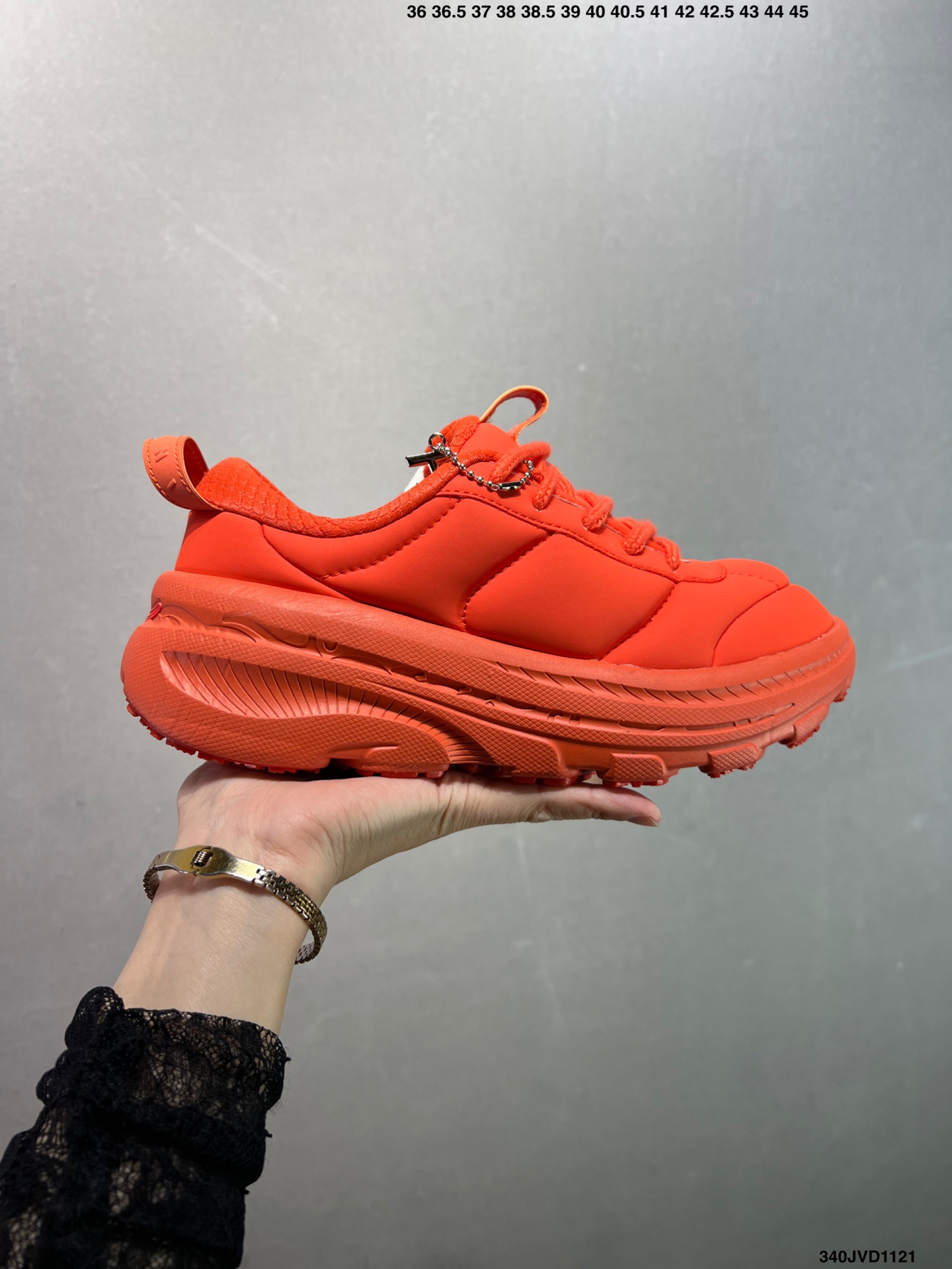 💰170
公司级✅Hoka U BONDI B3LS MARNI全新配色
HOKA ONE ONE是一家立志于做高端跑鞋的牌子,隶属于美国Deckers Brands公司。今年,也推了新系列「Suede」和「Variant White」。其中「Suede」系列是以绒面革为主要面料,Bondi L 与Clifton L以Bondi、Clifton鞋型为原型,将二者合为一体,以此来打造鞋面,同时提供沙色、牛津黄、粉笔紫等多款配色,可供用户选择,公路跑者有福了~此次推出的新款可以说是在原型Clifton的款式上以更加现代化的方式呈现出来。跑鞋中最注重的透气性功能与纯色系鞋面相结合,EVA橡胶大底,防滑耐磨。版型上除了延续Clifton的轻量缓冲,同时舒适的脚感与现代的外型都是不可缺少的,以此打造轻便的穿着体验
货号:1170631/PNCA
尺码:36 36.5 37.5 38 39 40 40.5 41 42 42.5 43 44 45
ID:340JVD1121