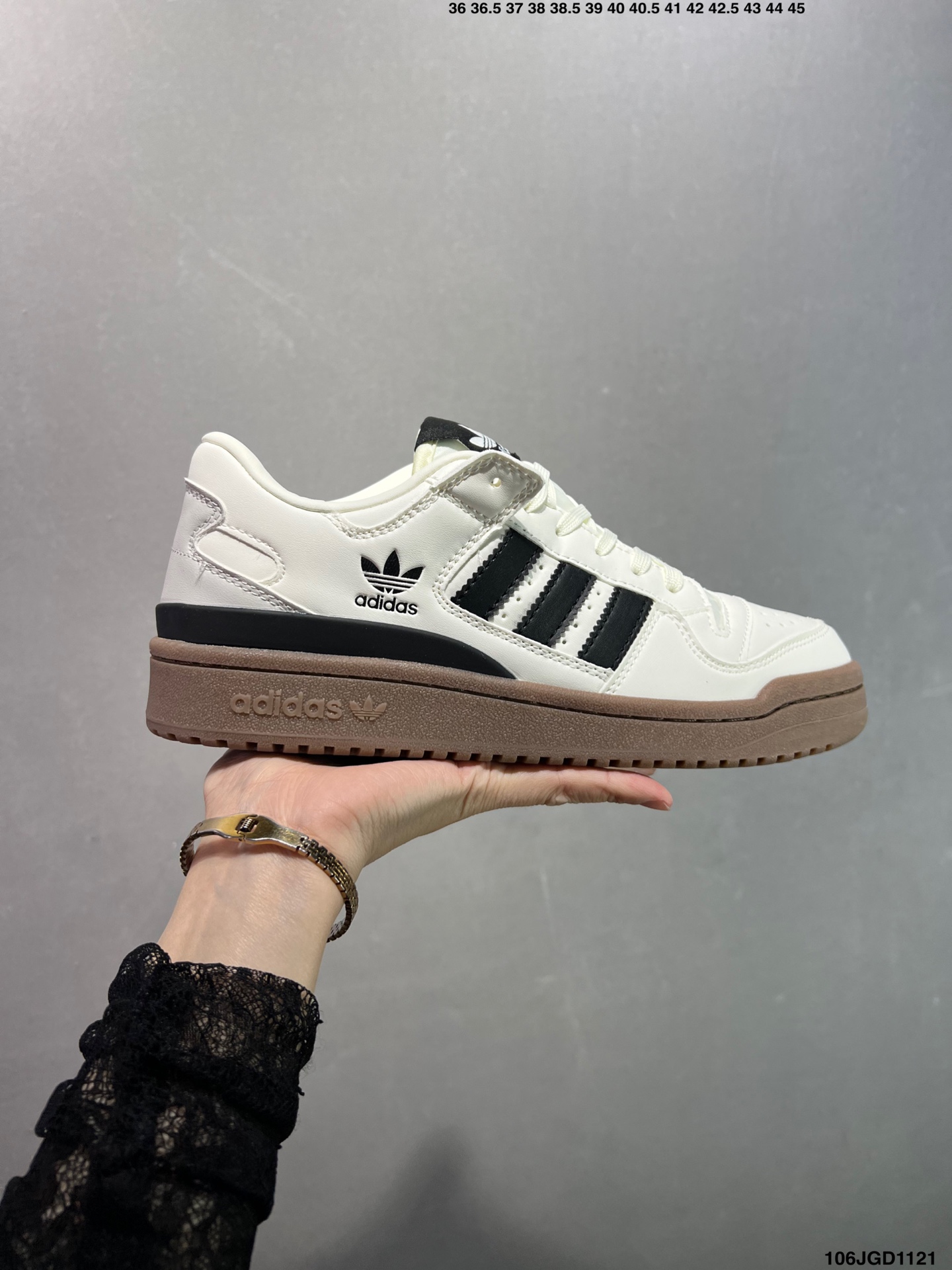 Adidas Originals Forum 84 Low 小麦色 休闲鞋 上架实拍诞生于1984年的经典复古篮球鞋adidas Originals Forum在今年重磅回归,中帮的灵巧设计同样备受潮人喜爱 也更适宜春夏季的穿着 货号:JP5733 (半)ID:106JGD1121