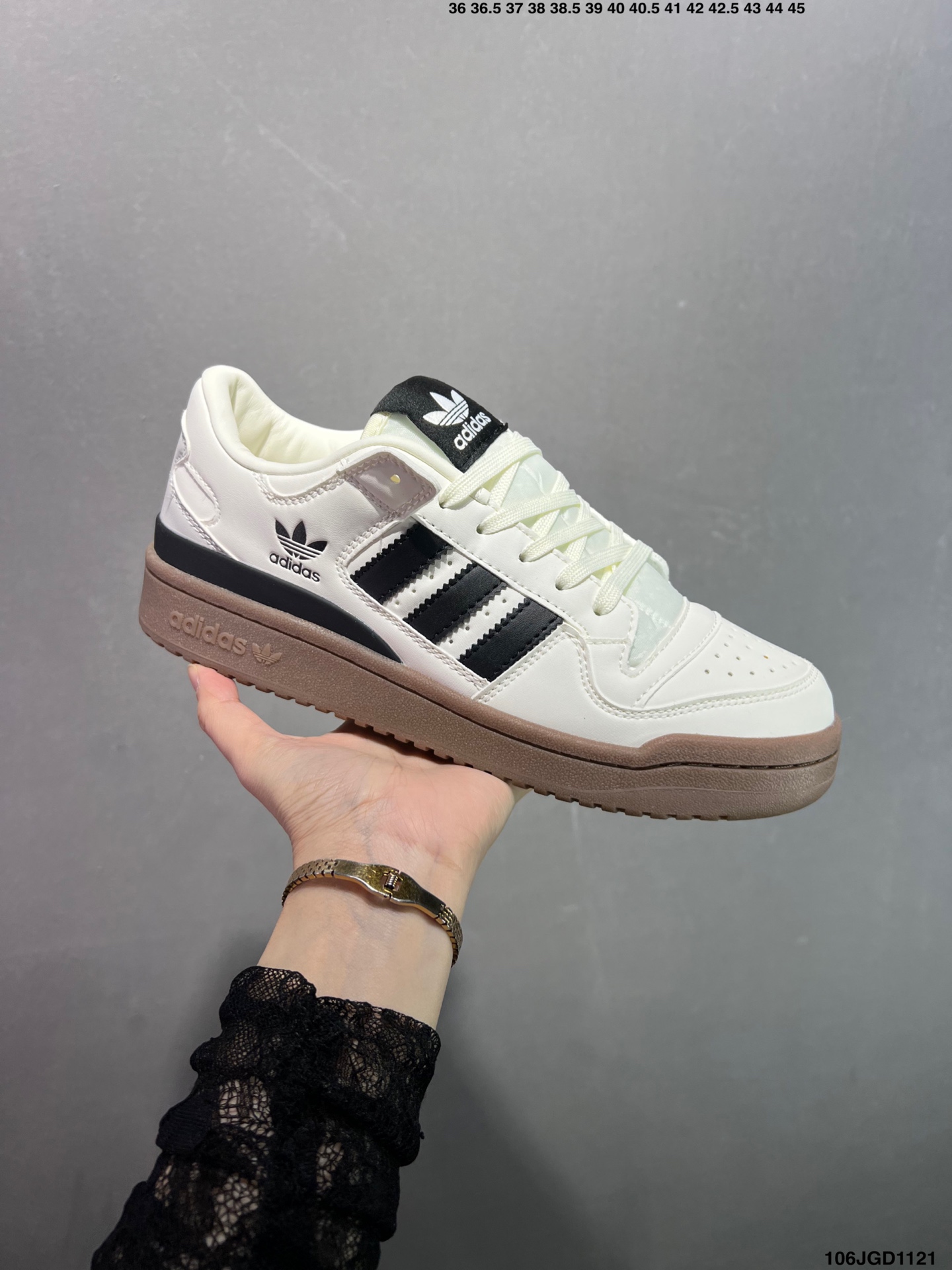 Adidas Originals Forum 84 Low 小麦色 休闲鞋 上架实拍诞生于1984年的经典复古篮球鞋adidas Originals Forum在今年重磅回归,中帮的灵巧设计同样备受潮人喜爱 也更适宜春夏季的穿着 货号:JP5733 (半)ID:106JGD1121