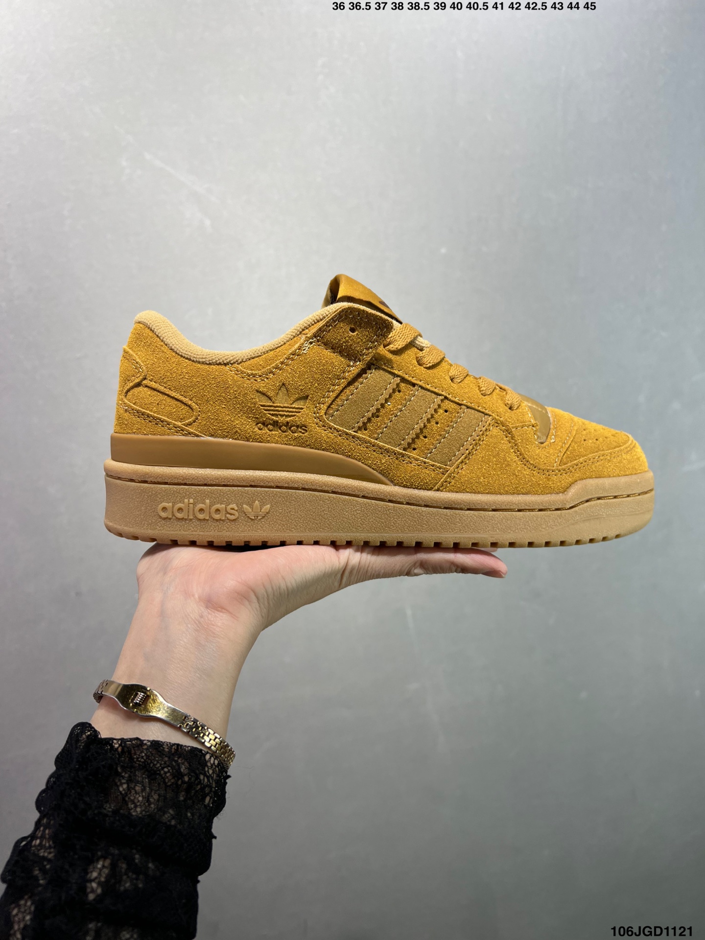 Adidas Originals Forum 84 Low 小麦色 休闲鞋 上架实拍诞生于1984年的经典复古篮球鞋adidas Originals Forum在今年重磅回归,中帮的灵巧设计同样备受潮人喜爱 也更适宜春夏季的穿着 货号:JP5733 (半)ID:106JGD1121