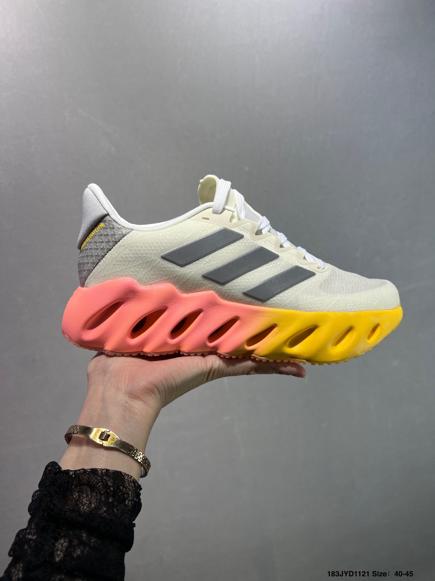 💰150
公司级✅全新贾卡网织高频鞋面材质#全掌Boost爆米花超轻新科技中底组合耐磨橡胶大底#两侧TPU支架稳固支撑❗️阿迪达斯Adidas Alphabounce Switch FWD M 阿尔法突变系列低帮爆米花轻量缓震休闲运动慢跑鞋“网织白橘粉”CG4769
尺码： 36 36⅔ 37⅓ 38 38⅔ 39⅓ 40如图
条码编码：183JYD1121