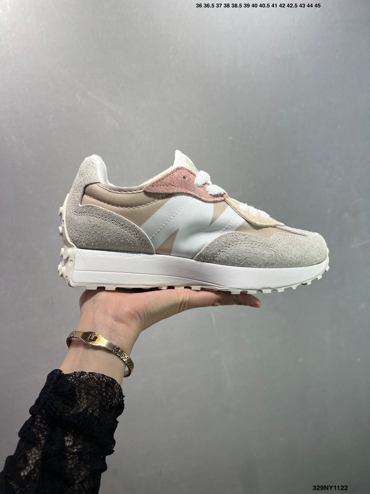 💰100
✅New Balance MS327 复古休闲运动慢跑鞋 以更纯粹的复古风格设计打造的全新造型 侧身还以解构设计 将 N 字标志以做旧压花样式呈现
官方货号:WS327KB
尺码:36 37 37.5 38 38.5 39.5 40 40.5 41.5 42 42.5 43 44 45
ID:329NY1122