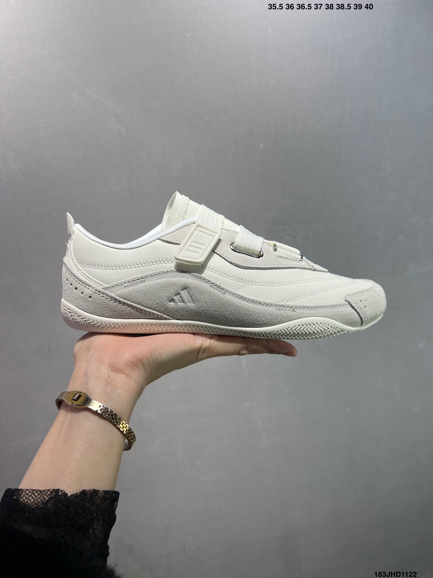 💰140
✅阿迪URBAN REVERIE复古单品
冠军经典德训鞋型，运用简洁的色彩搭配，简约休闲。以80年代经典复古鞋形体为篮本，整体造型干练又释放出百搭的复古格调，大底花纹CHAMPION文化中的常春藤为灵感，能清楚的看到叶子的形状以及藤曼的环绕,体现了品牌深厚的历史文化底蕴。麂皮、皮革面料的拼接赋予鞋款丰富的视觉层次，鞋侧身大LOGO采用电绣包边工艺，鞋舌结合时下流行的足球袋盖元素搭配CHAMPION草写字体，同时可拆卸 
货号：JS0151
码数：如图
编号：183JHD1122