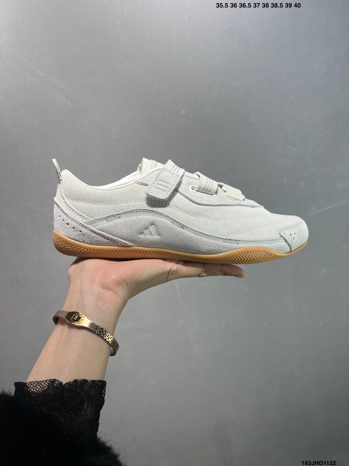 💰140
✅阿迪URBAN REVERIE复古单品
冠军经典德训鞋型，运用简洁的色彩搭配，简约休闲。以80年代经典复古鞋形体为篮本，整体造型干练又释放出百搭的复古格调，大底花纹CHAMPION文化中的常春藤为灵感，能清楚的看到叶子的形状以及藤曼的环绕,体现了品牌深厚的历史文化底蕴。麂皮、皮革面料的拼接赋予鞋款丰富的视觉层次，鞋侧身大LOGO采用电绣包边工艺，鞋舌结合时下流行的足球袋盖元素搭配CHAMPION草写字体，同时可拆卸 
货号：JS0151
码数：如图
编号：183JHD1122