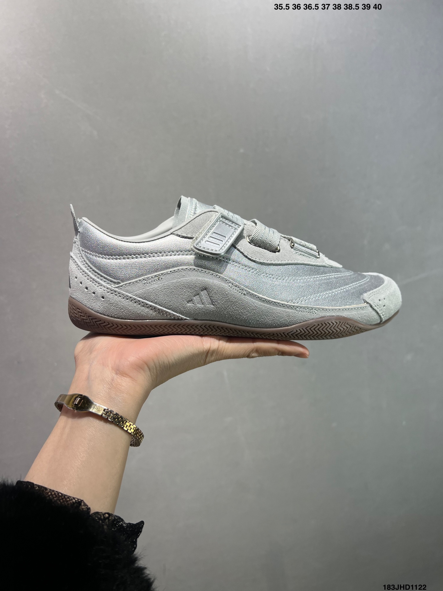 💰140
✅阿迪URBAN REVERIE复古单品
冠军经典德训鞋型，运用简洁的色彩搭配，简约休闲。以80年代经典复古鞋形体为篮本，整体造型干练又释放出百搭的复古格调，大底花纹CHAMPION文化中的常春藤为灵感，能清楚的看到叶子的形状以及藤曼的环绕,体现了品牌深厚的历史文化底蕴。麂皮、皮革面料的拼接赋予鞋款丰富的视觉层次，鞋侧身大LOGO采用电绣包边工艺，鞋舌结合时下流行的足球袋盖元素搭配CHAMPION草写字体，同时可拆卸 
货号：JS0151
码数：如图
编号：183JHD1122