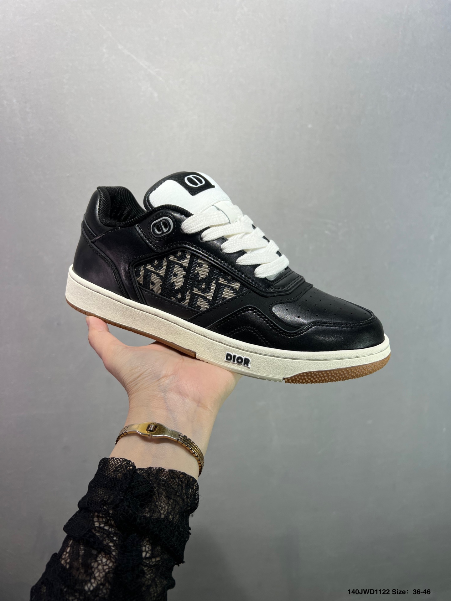 🈴️💰160
✅Dior 迪奥最新配色B30系列  老爹运动鞋 全新B30运动鞋 
顺应复古市场的趋势的 Dad Shoes风格鞋款鞋舌上的Dior标志 也注明了这双鞋是B30的型号！B30运用了质感细腻的皮革和网眼布面材质拼接成鞋身，鞋身两侧有显眼的字母CD 表明身份，鞋身多处线条勾勒细节 让鞋子看起来不那么单调、复古味十足
货号: 3SN279ZMB969420
尺码：39-45
编码：140JWD1122